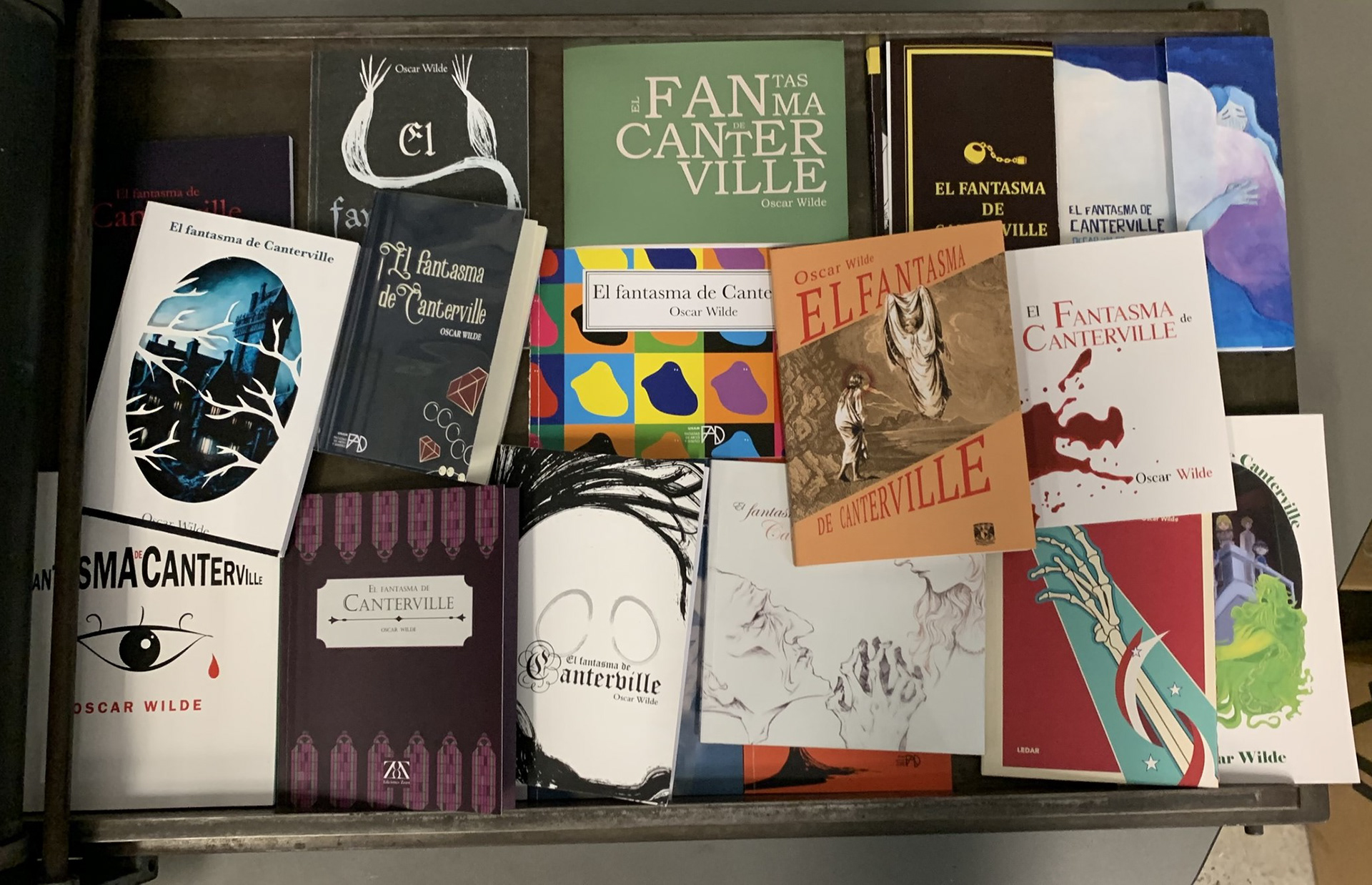 Muestra del libro junto a otros