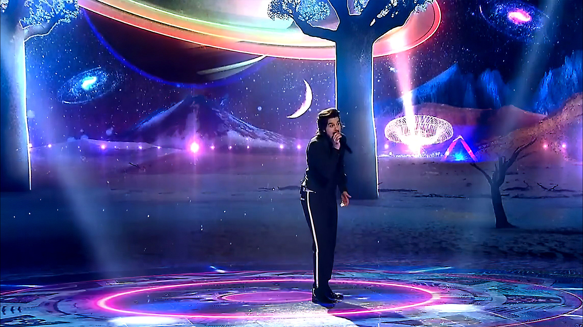 Luan Santana canta a música "Meteoro da Paixão" na live "Luan Love Em Casa"