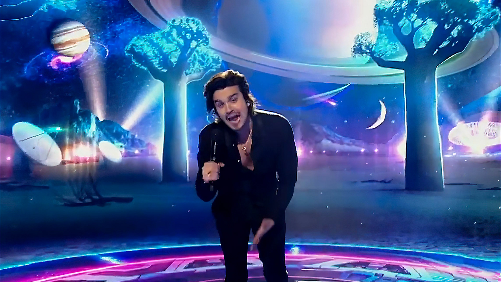 Luan Santana canta a música "Meteoro da Paixão" na live "Luan Love Em Casa"