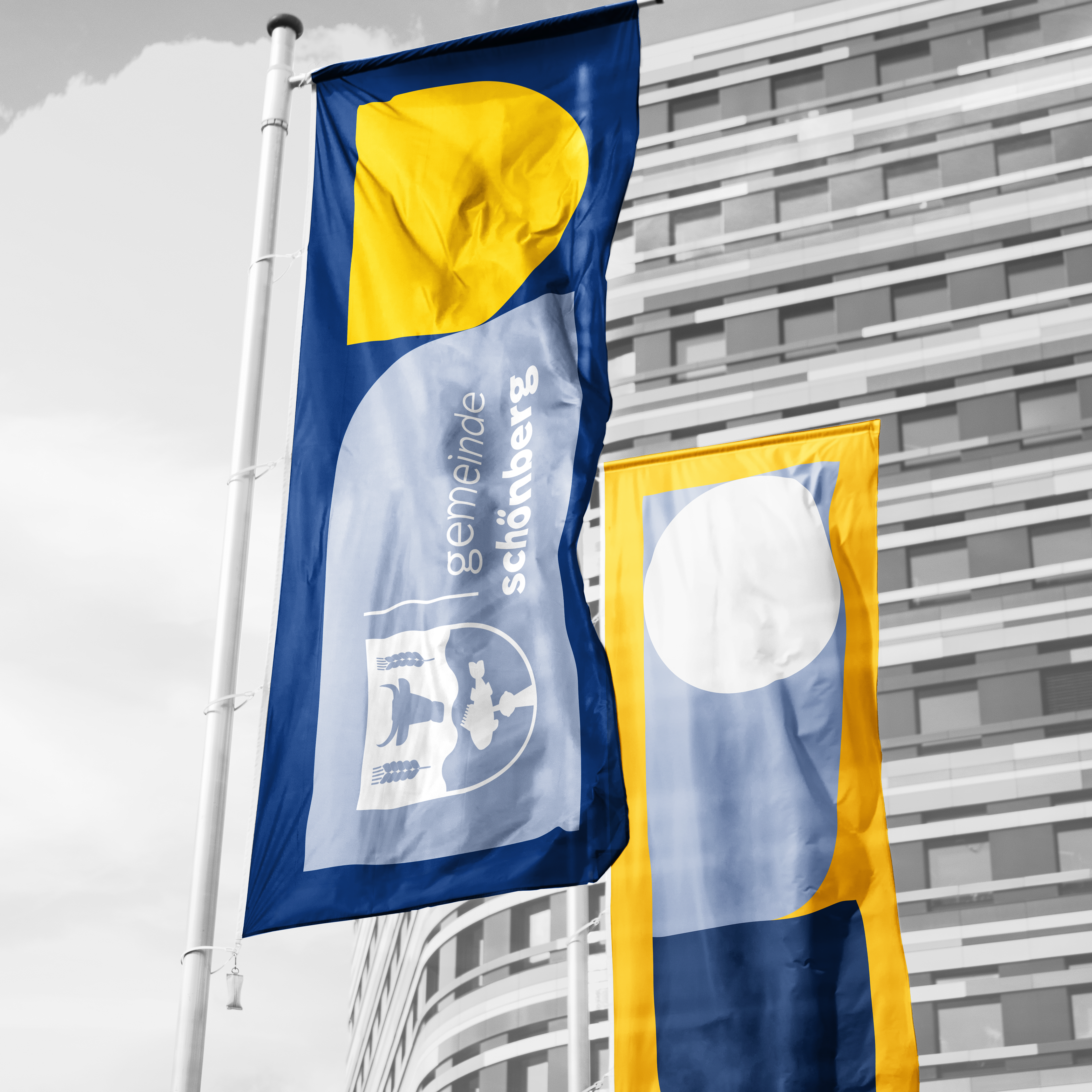 13 | Flaggen vor dem Rathaus und anderen Gemeinde-Institutionen