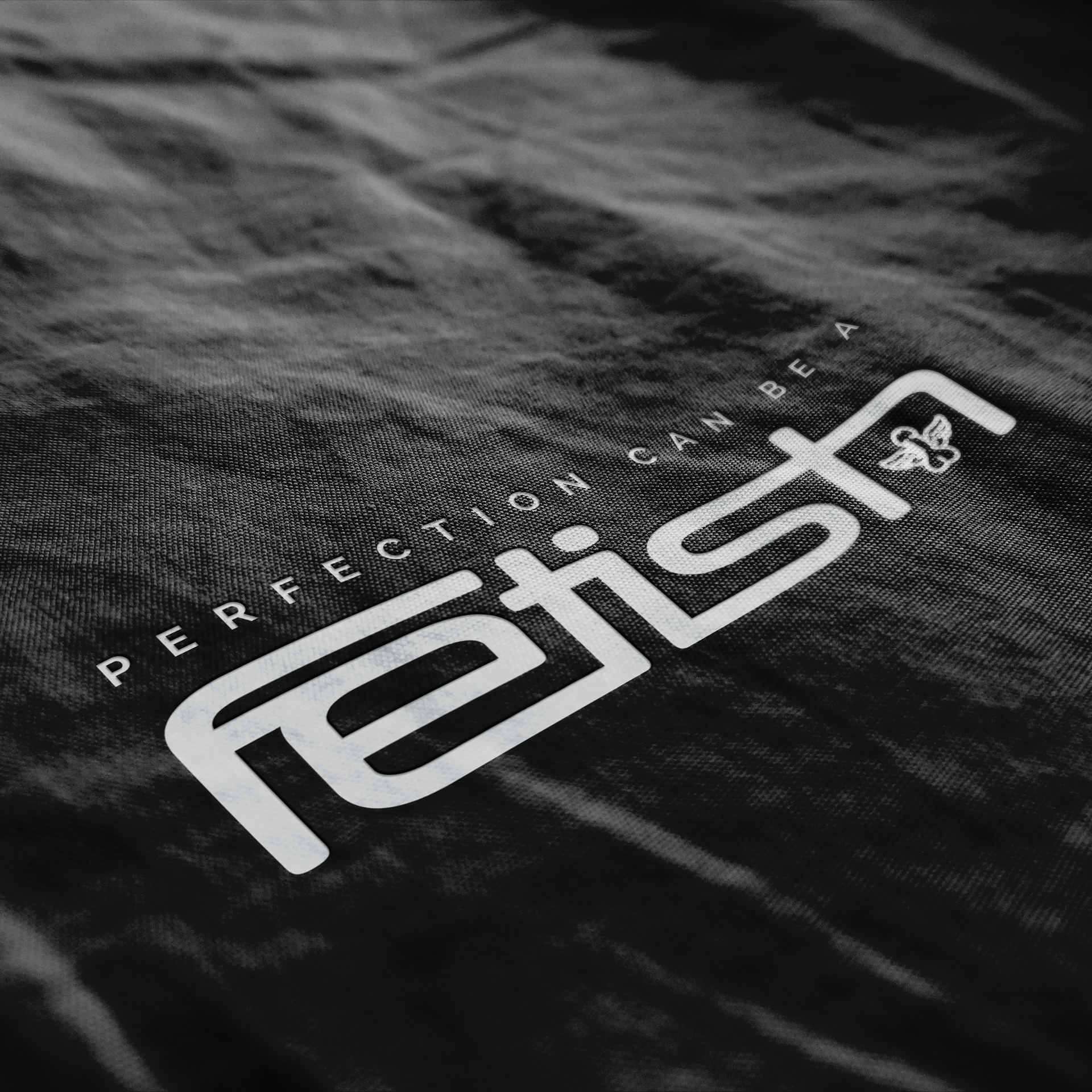 ABSOLUTescort | "Perfection can be a FETISCH"-Aufdruck auf T-Shirt