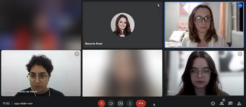 Print do chat com 6 mulheres na apresentação, duas imagens foram desfocadas para proteger a identidade das pessoas.