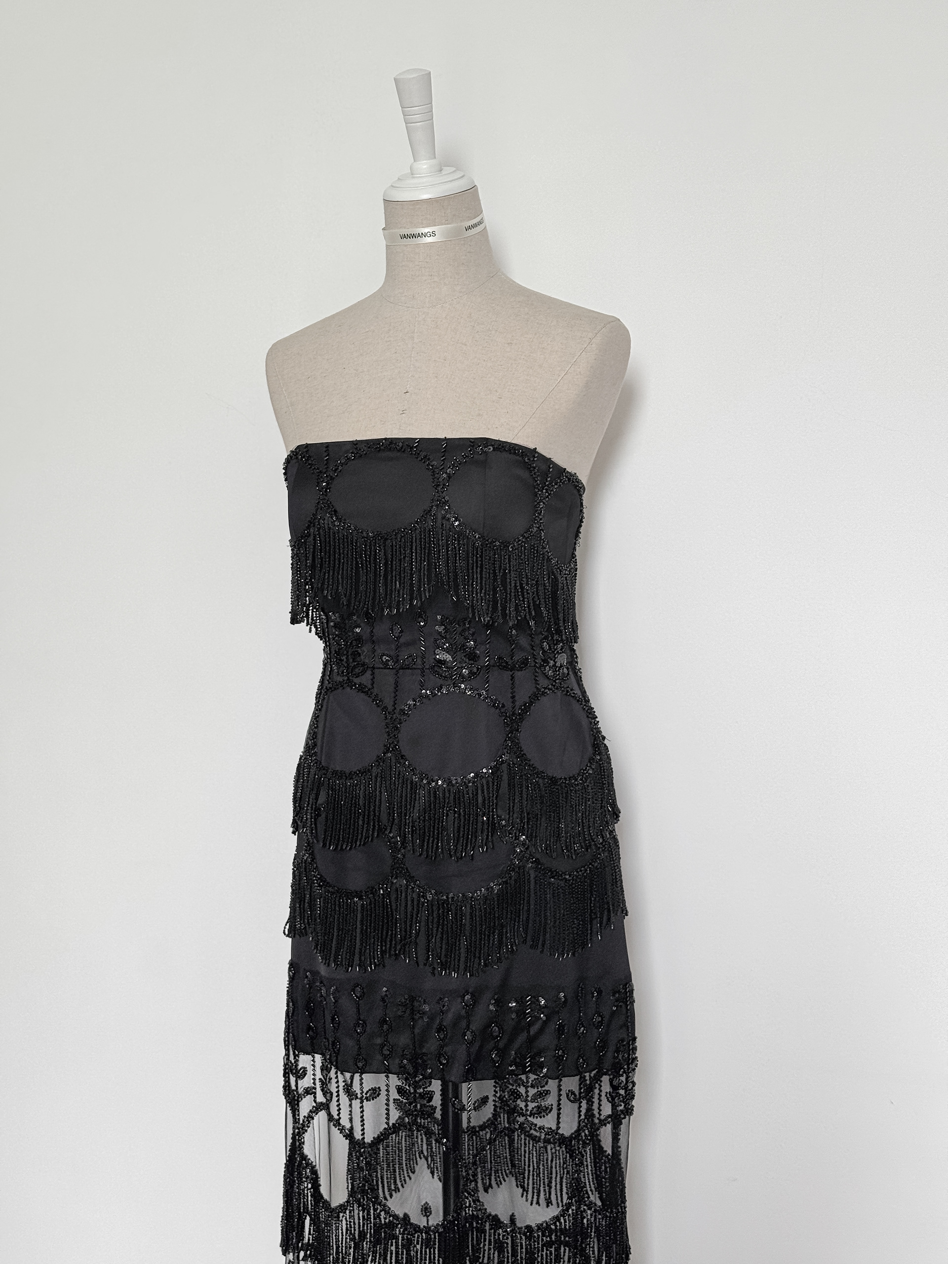 (with Inner corset) Bust 87 Waist 68 Hips 94 length 126