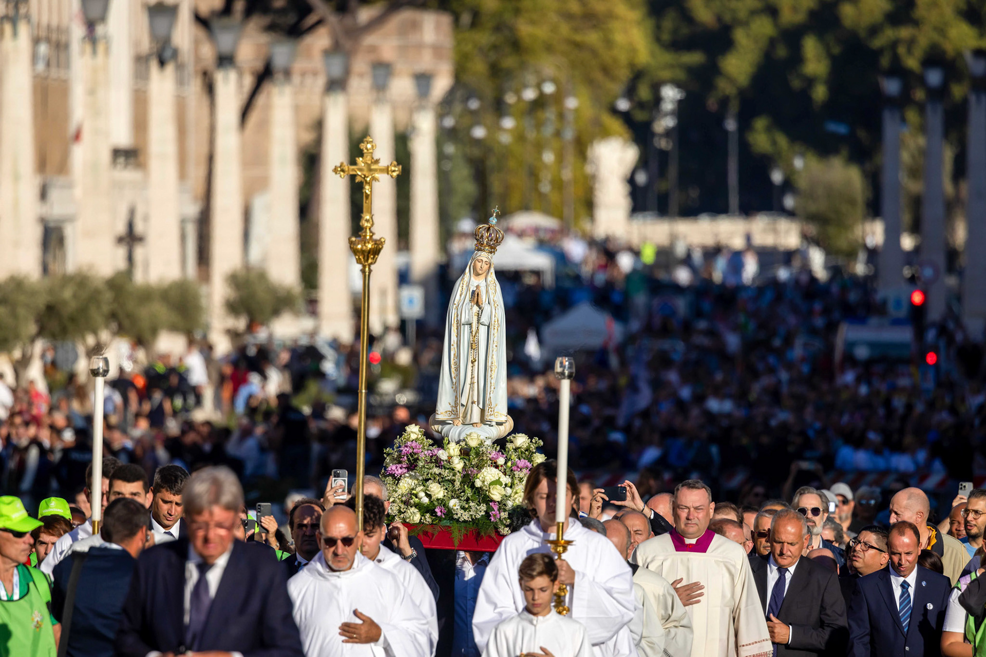 Clergy and pilgrims accompany the original statue of Our Lady of Fatima in procession along the Via della Conciliazione heading toward St. Peter’s Square at the Vatican Oct. 11, 2025, for a prayer vigil and recitation of the rosary for peace with Pope Leo XIV. (CNS photo/Pablo Esparza)