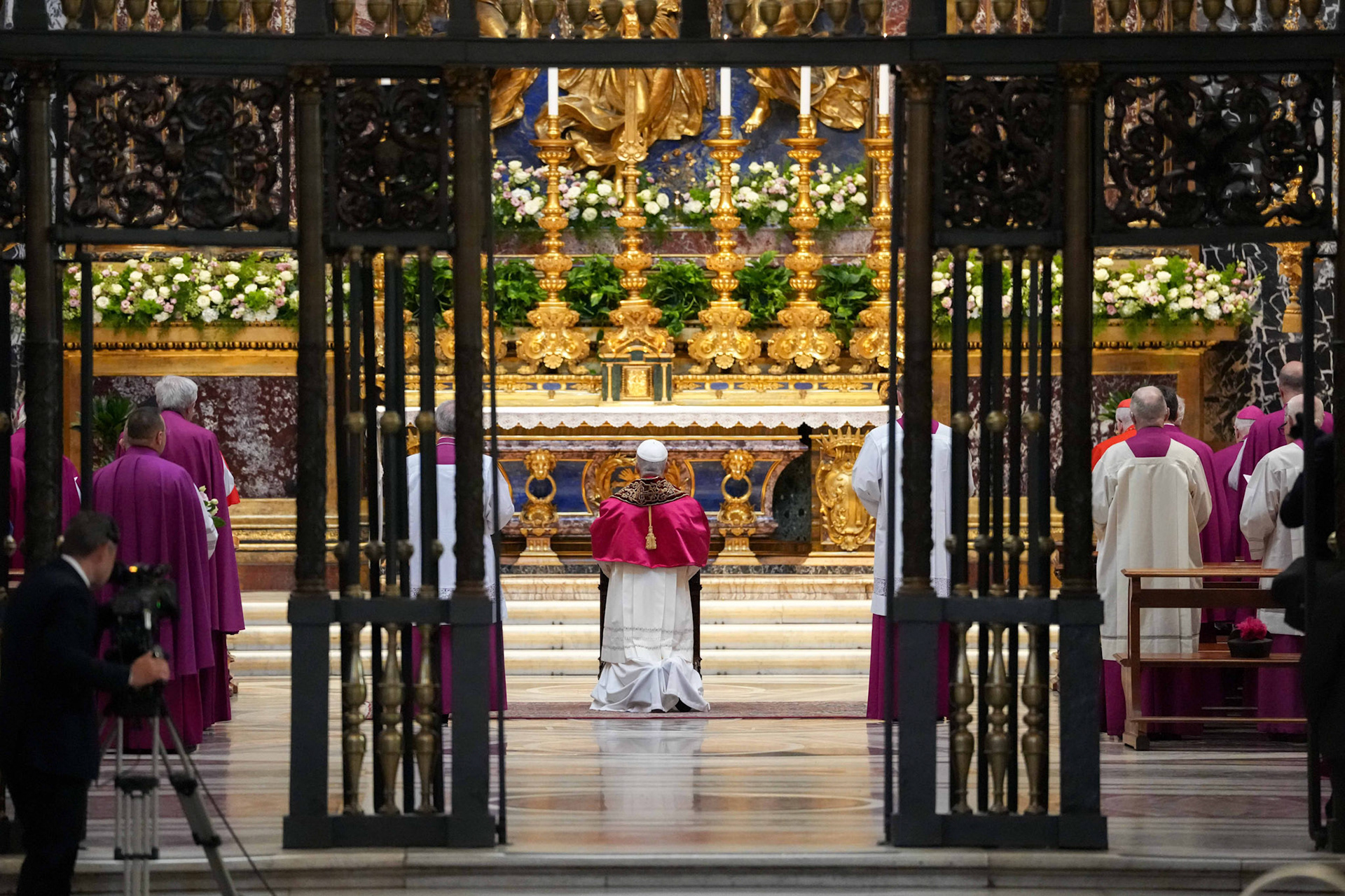 Pope Leo XIV prays before the "Salus Populi Romani," ("Salvation of the Roman People"), a Marian icon in a chapel of the Basilica of St. Mary Major in Rome, May 25, 2025. (CNS photo/Lola Gomez)