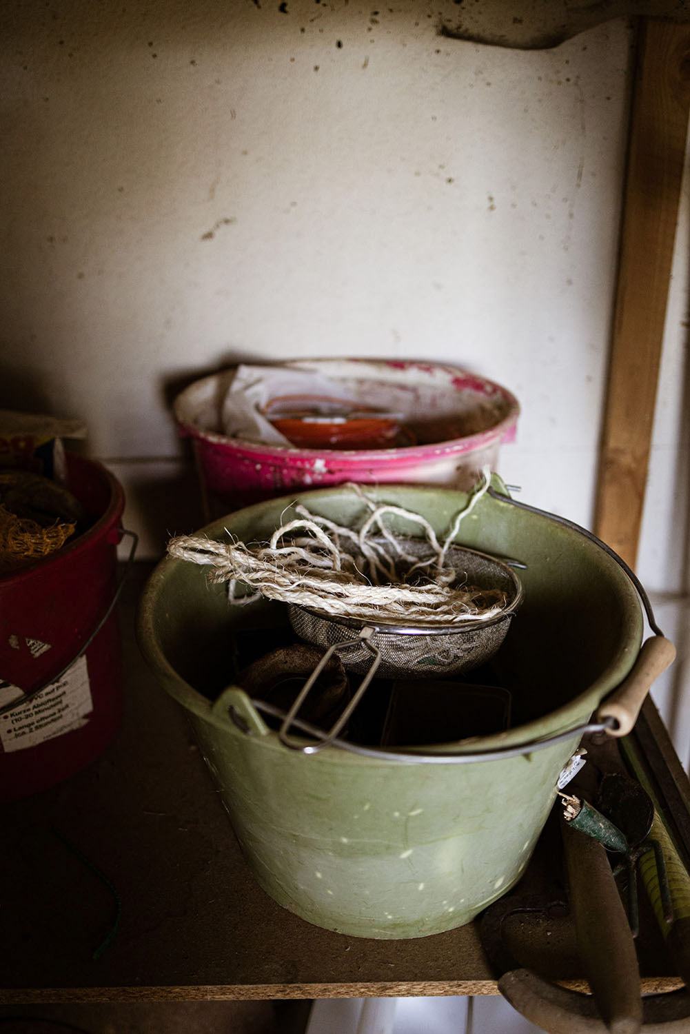 Buckets and strings in a garden shed.