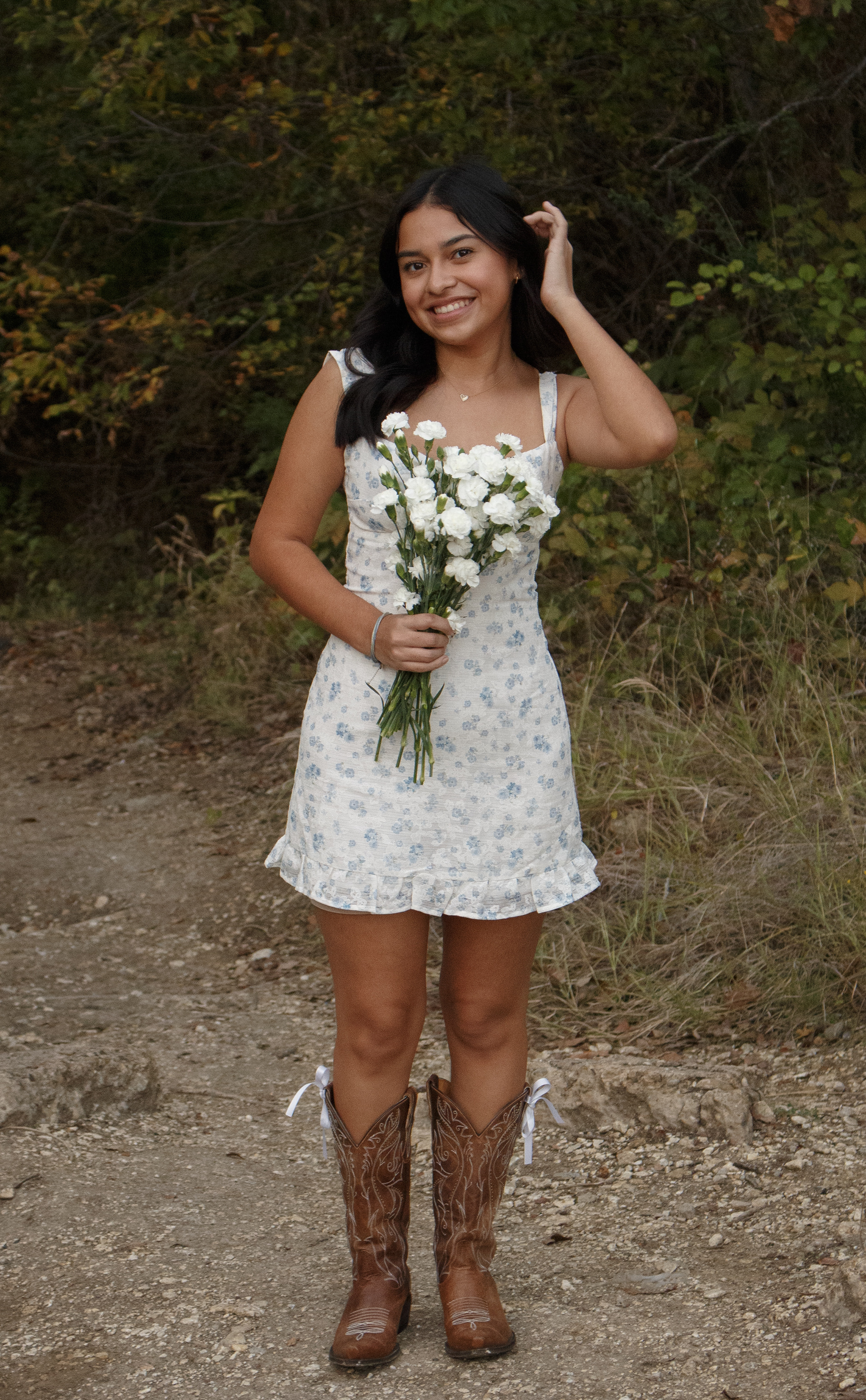 Gabriela Alaniz holds her bouquet as she stands near the bank of Indian Creek that runs through the Arbor Hills Nature Preserve in Plano, Texas on Nov. 10, 2024. Photo/ Natalie VanDerWal