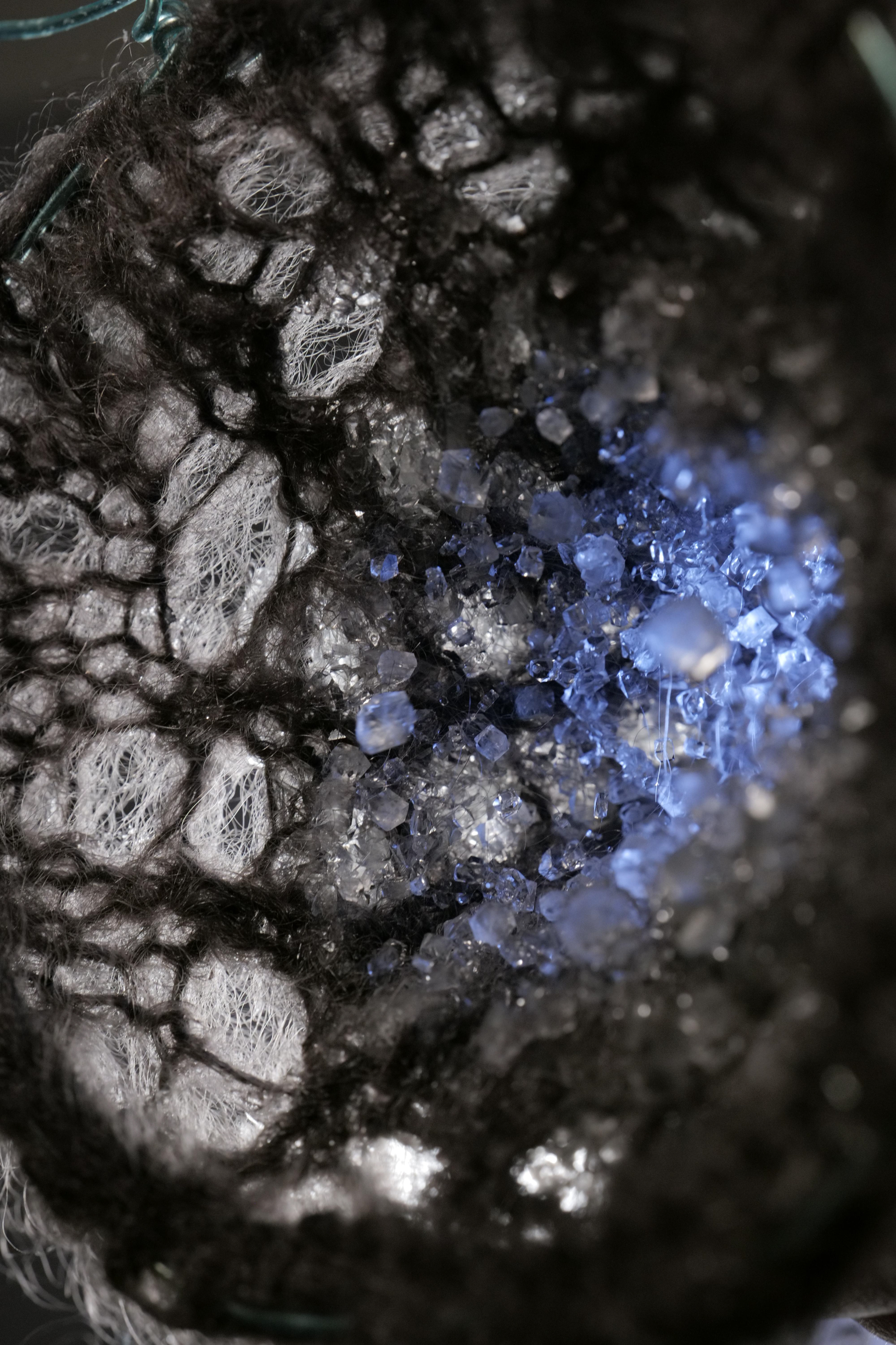 process model exploring knitted structures to host crystals