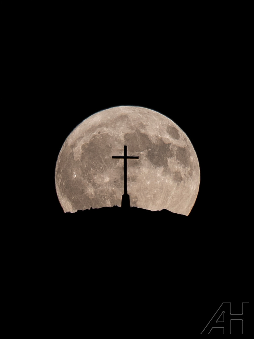 Strawberry Moon Bray Head 2023