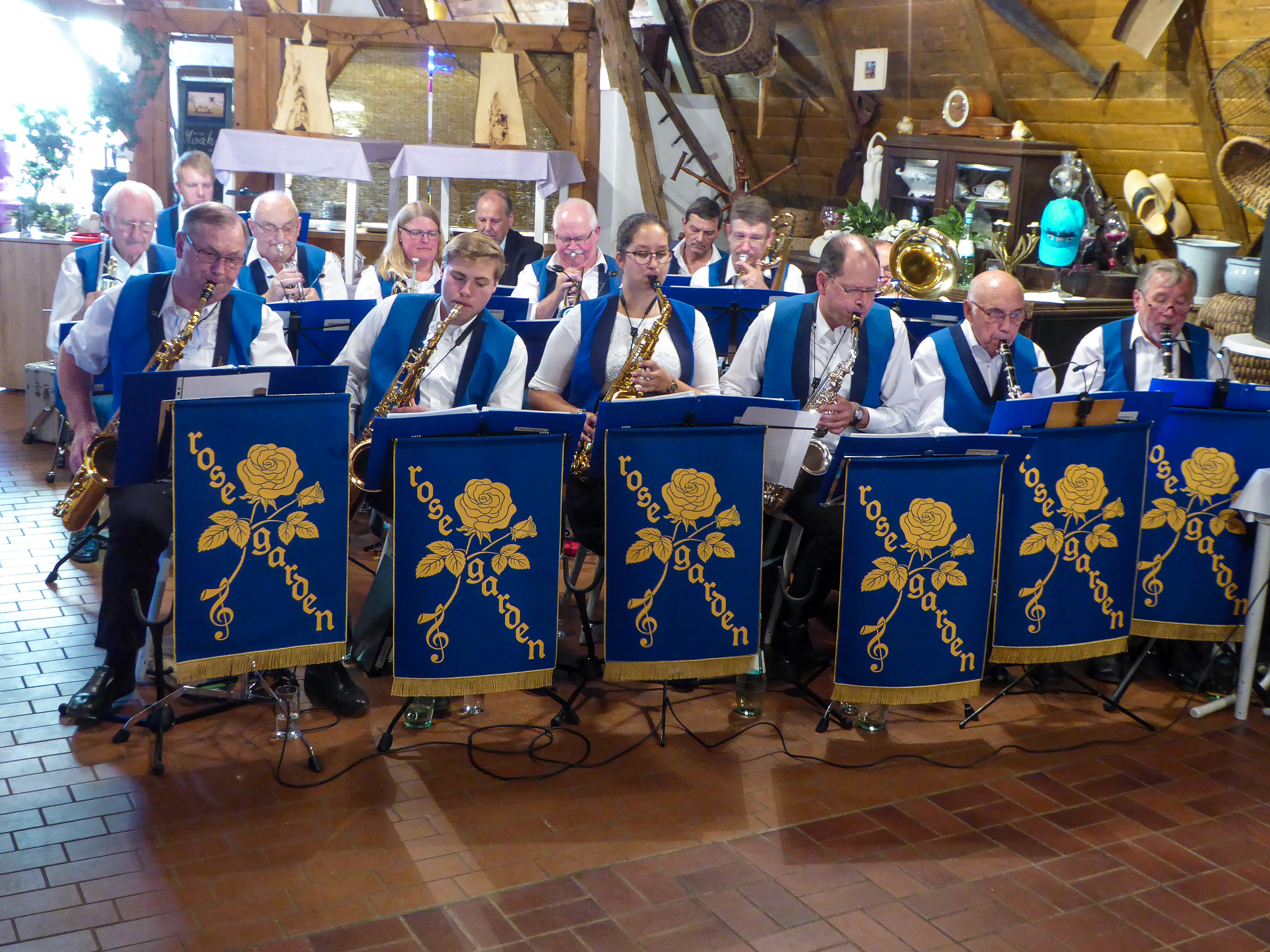Gruppenfoto des Rosegarden-Orchesters im Schafstall in Schneverdingen.