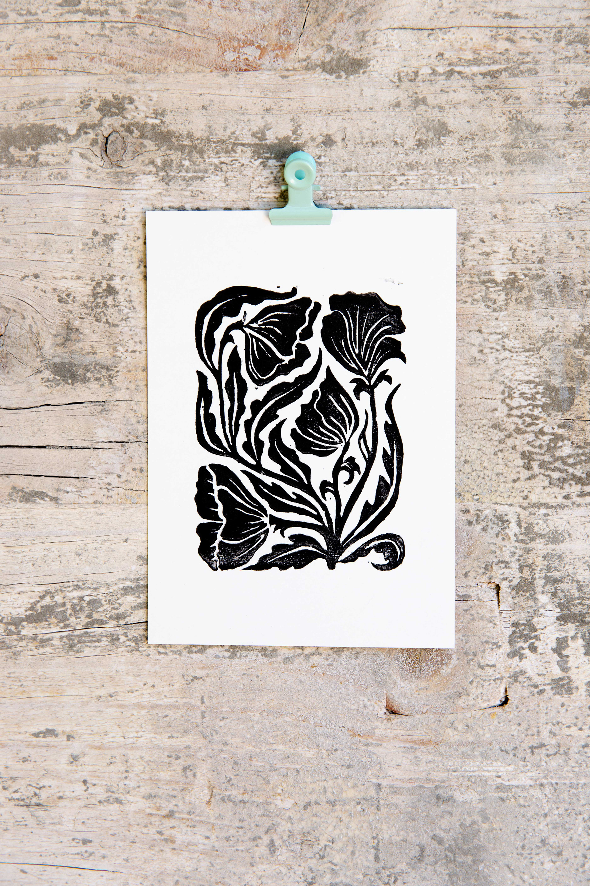 schwarzer druck auf weißem Papier 