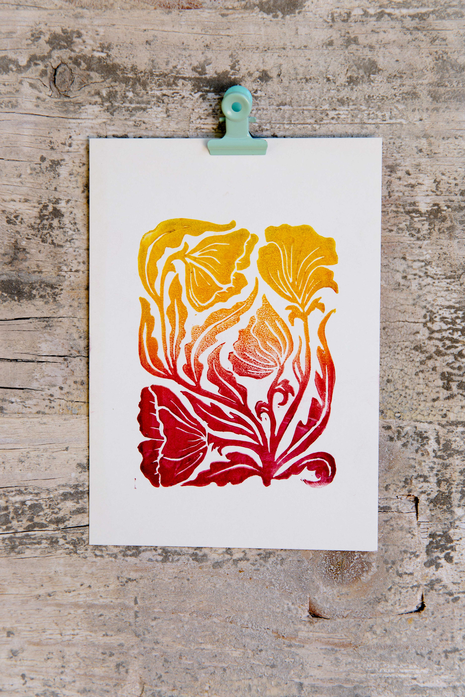 farbverlauf von gelb zu rot, druck auf weißem Papier 