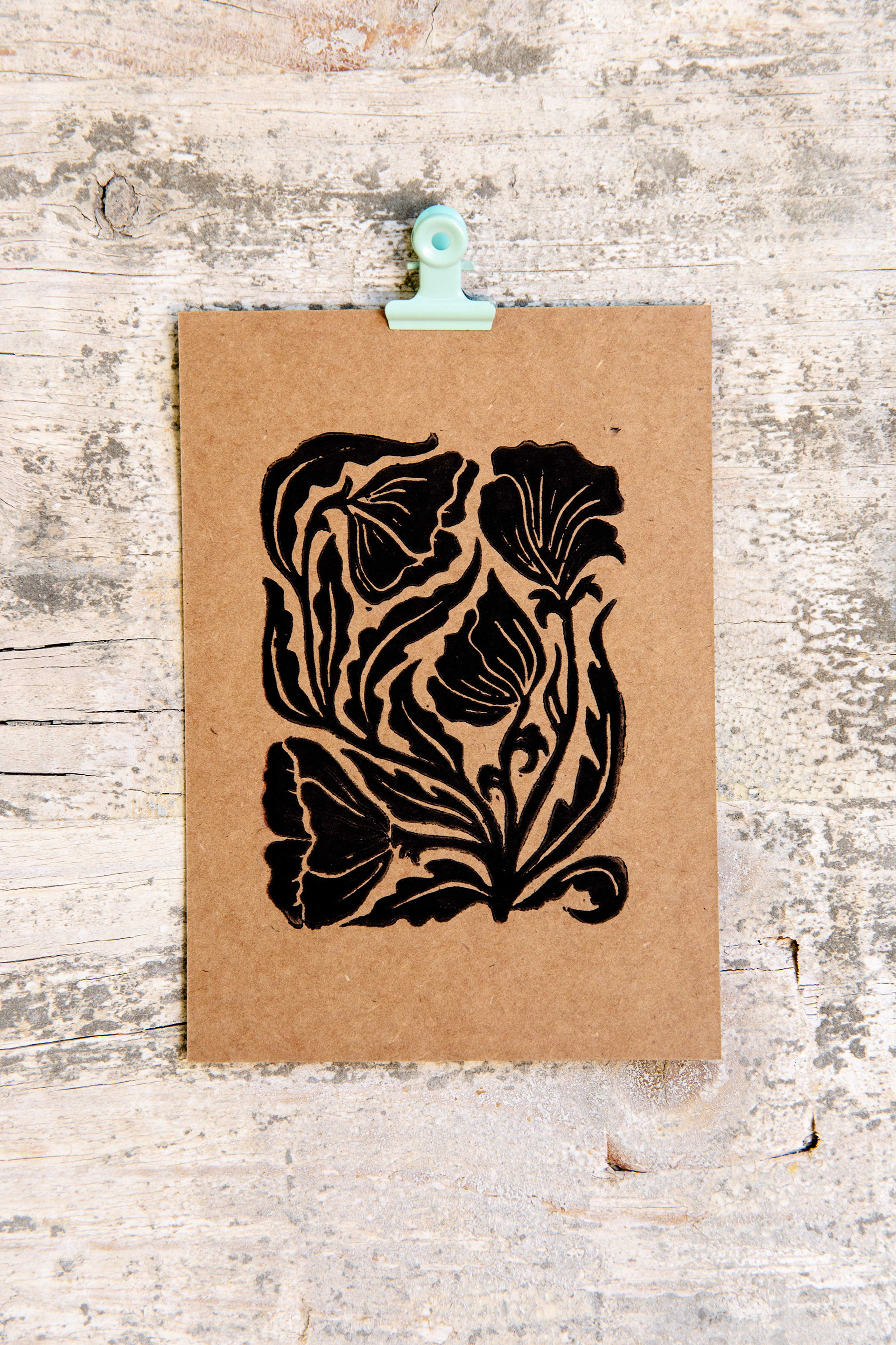 schwarzer druck auf braunem Papier 