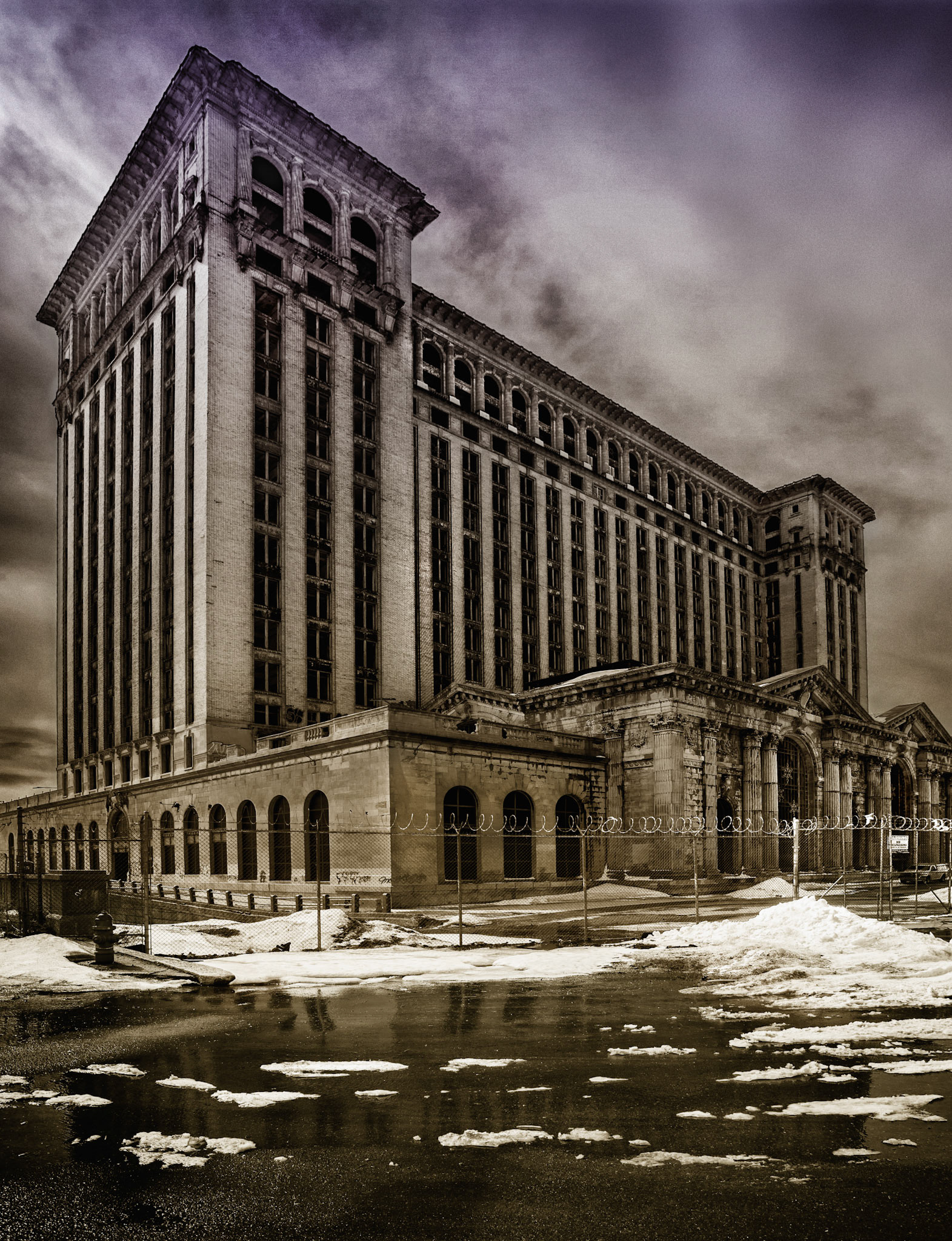 Abandoned Michigan Central Station in Detroit. Beaux-Arts style design by the Reed &amp; Stem architectural firm in 1913.