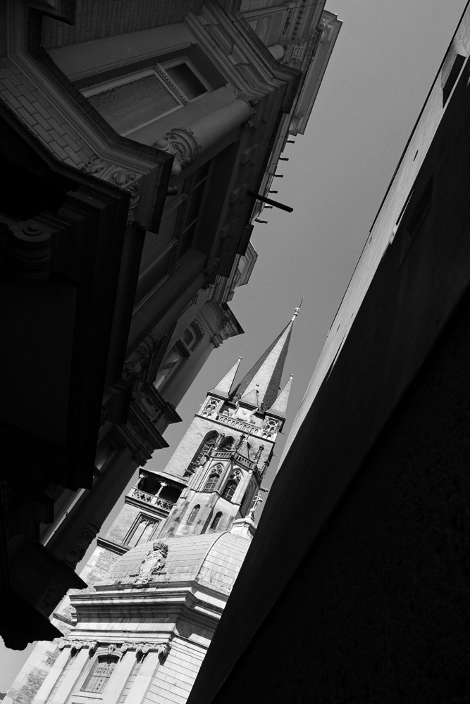 Aachen cathedral fire in black and white through the alley