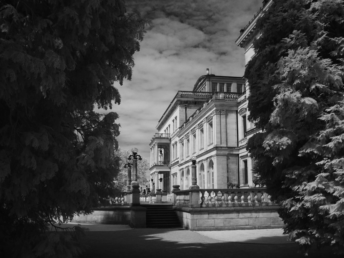 Black and white photograph ofVilla Hügel, Essen, Germany