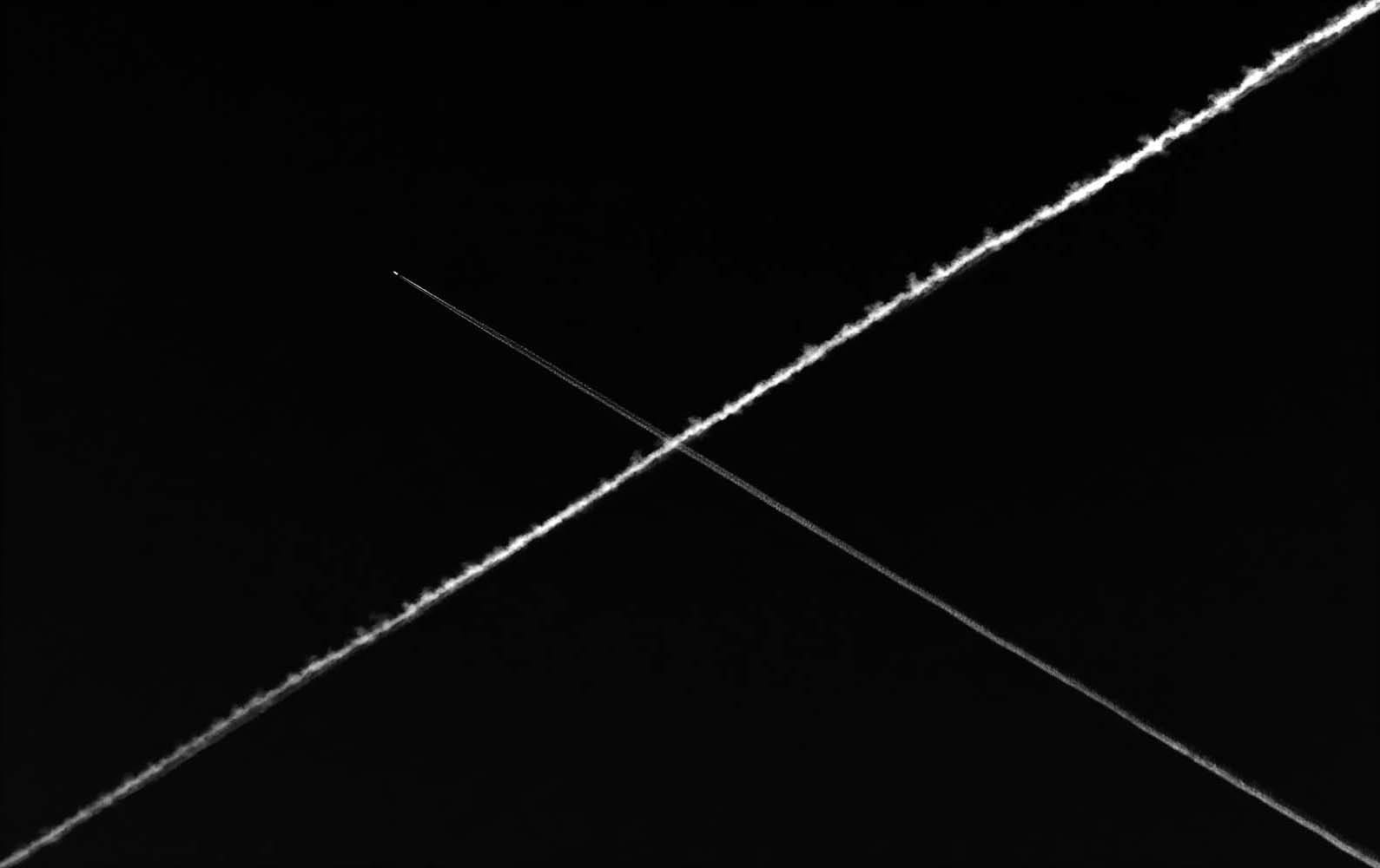 X marks the spot, 2 planes cross in the sky forming the letter X