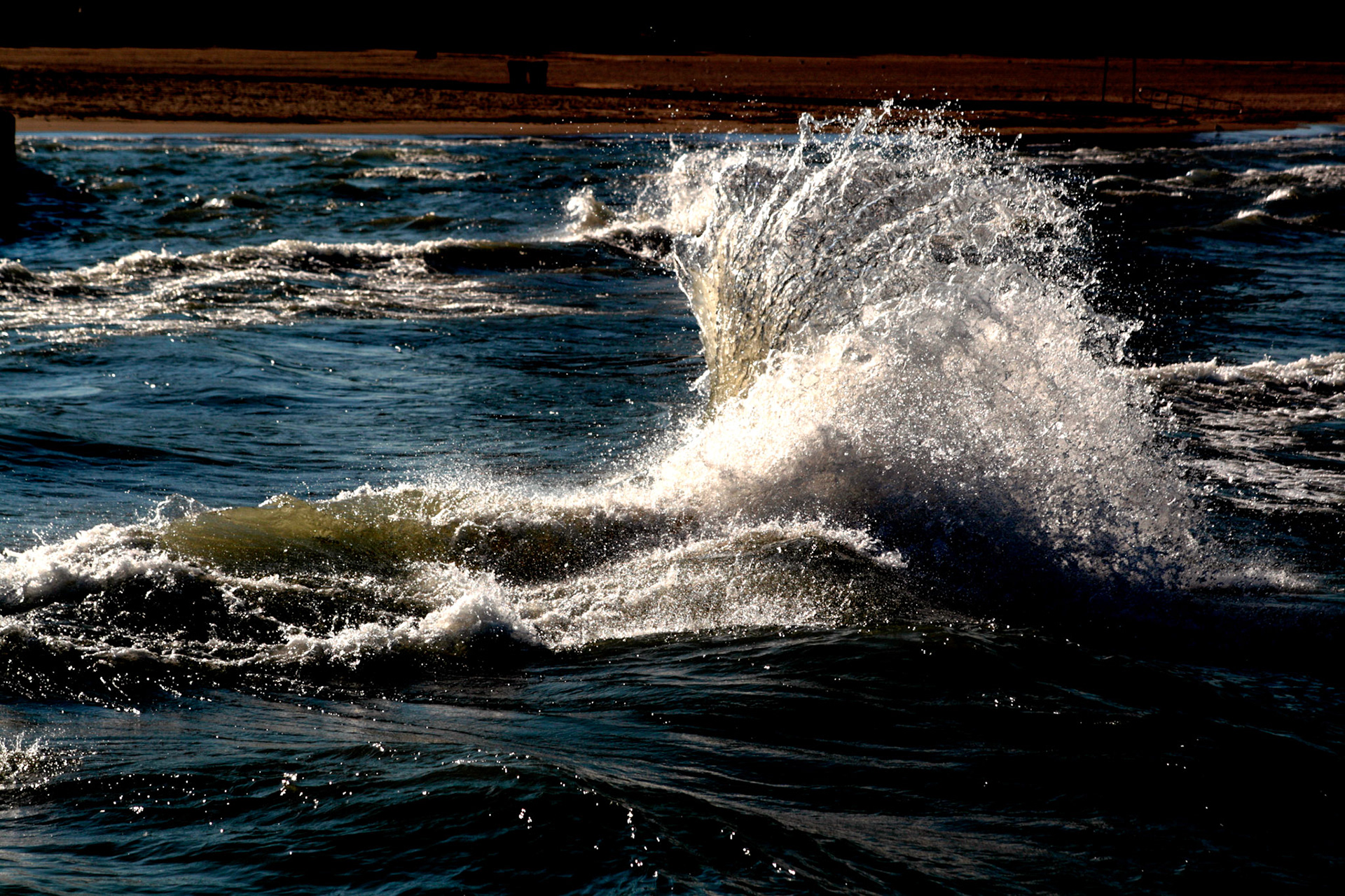 A fan shaped wave on Lake Michigan