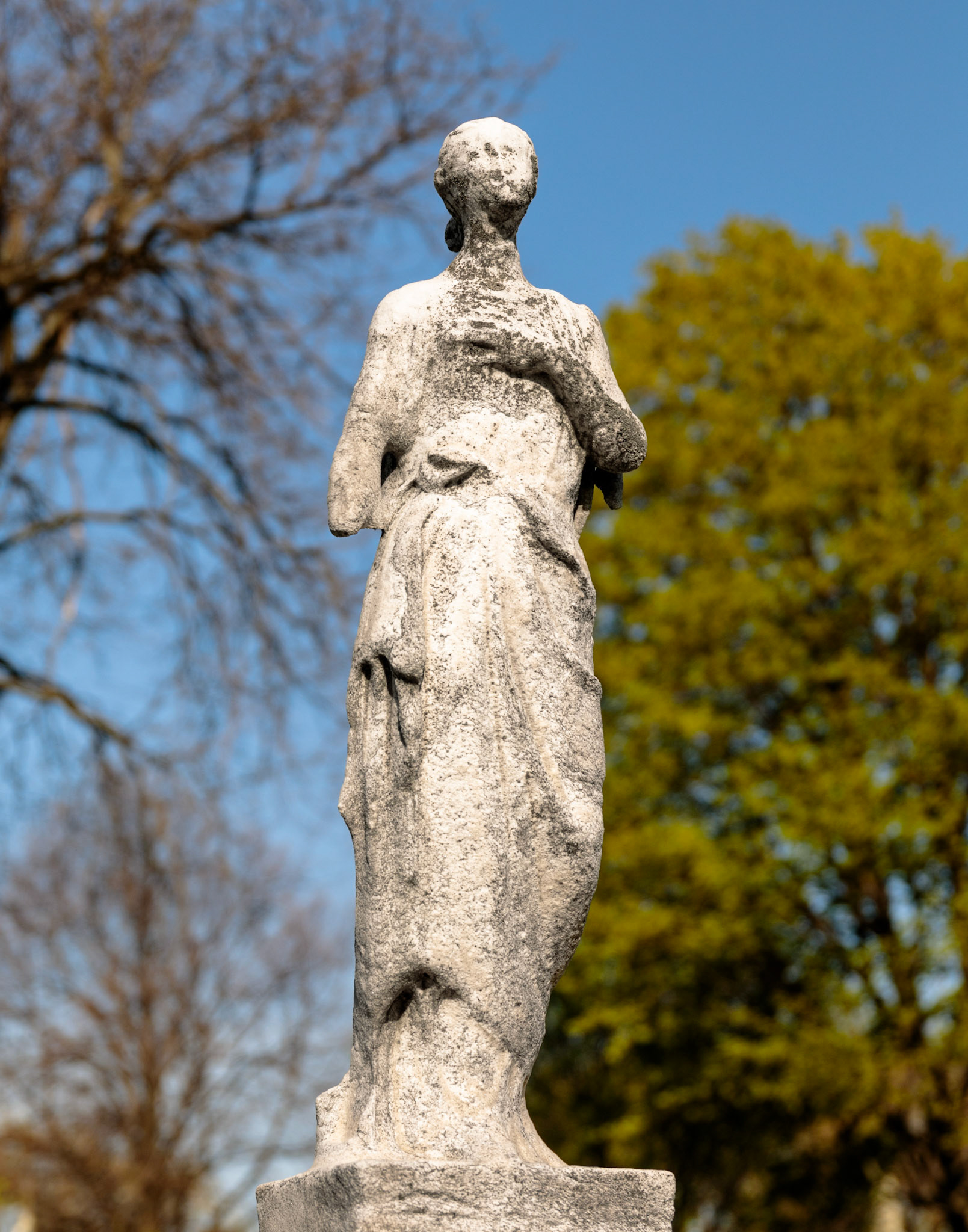 A decaying woman waits for her lover to return