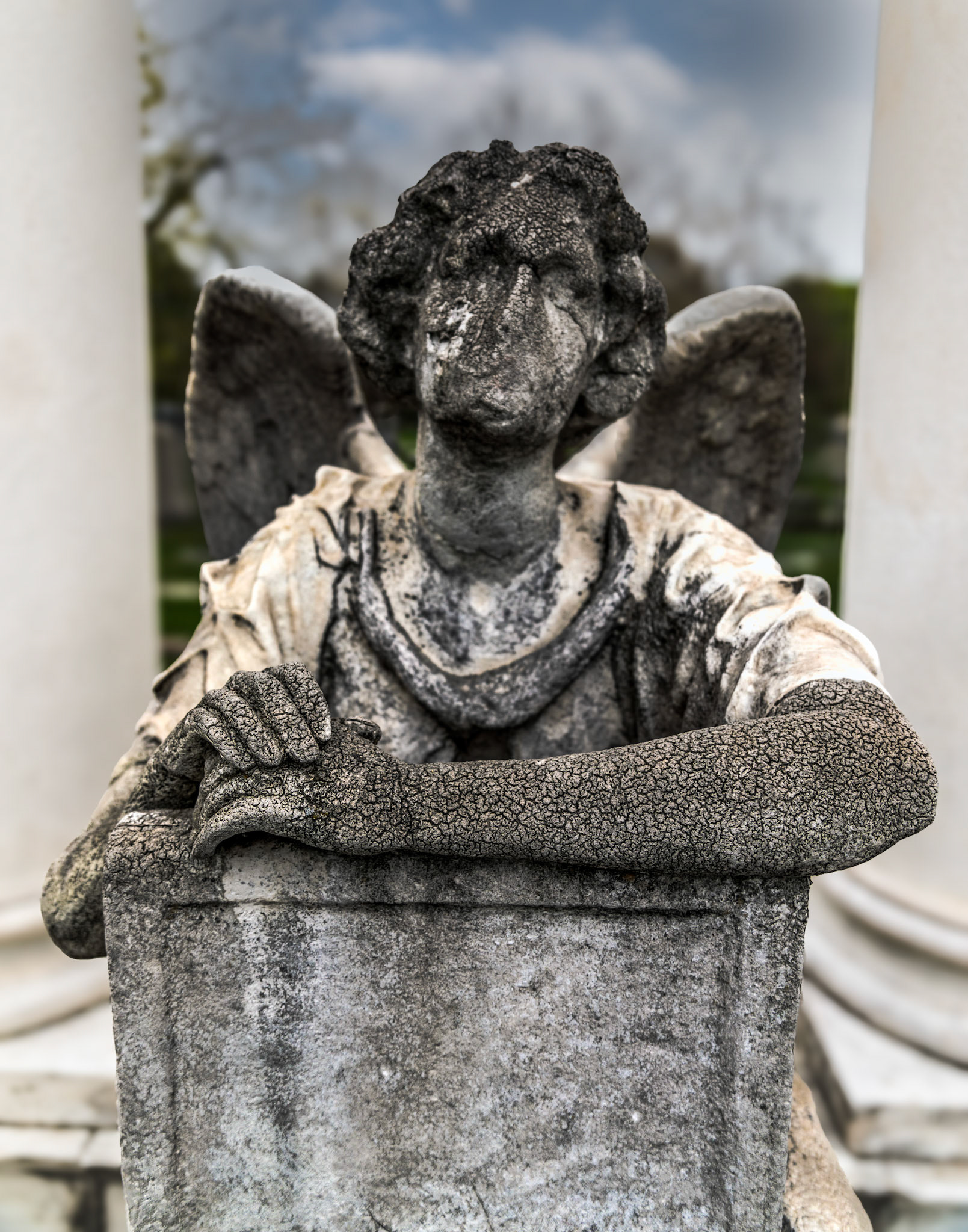 A faceless angel mourns