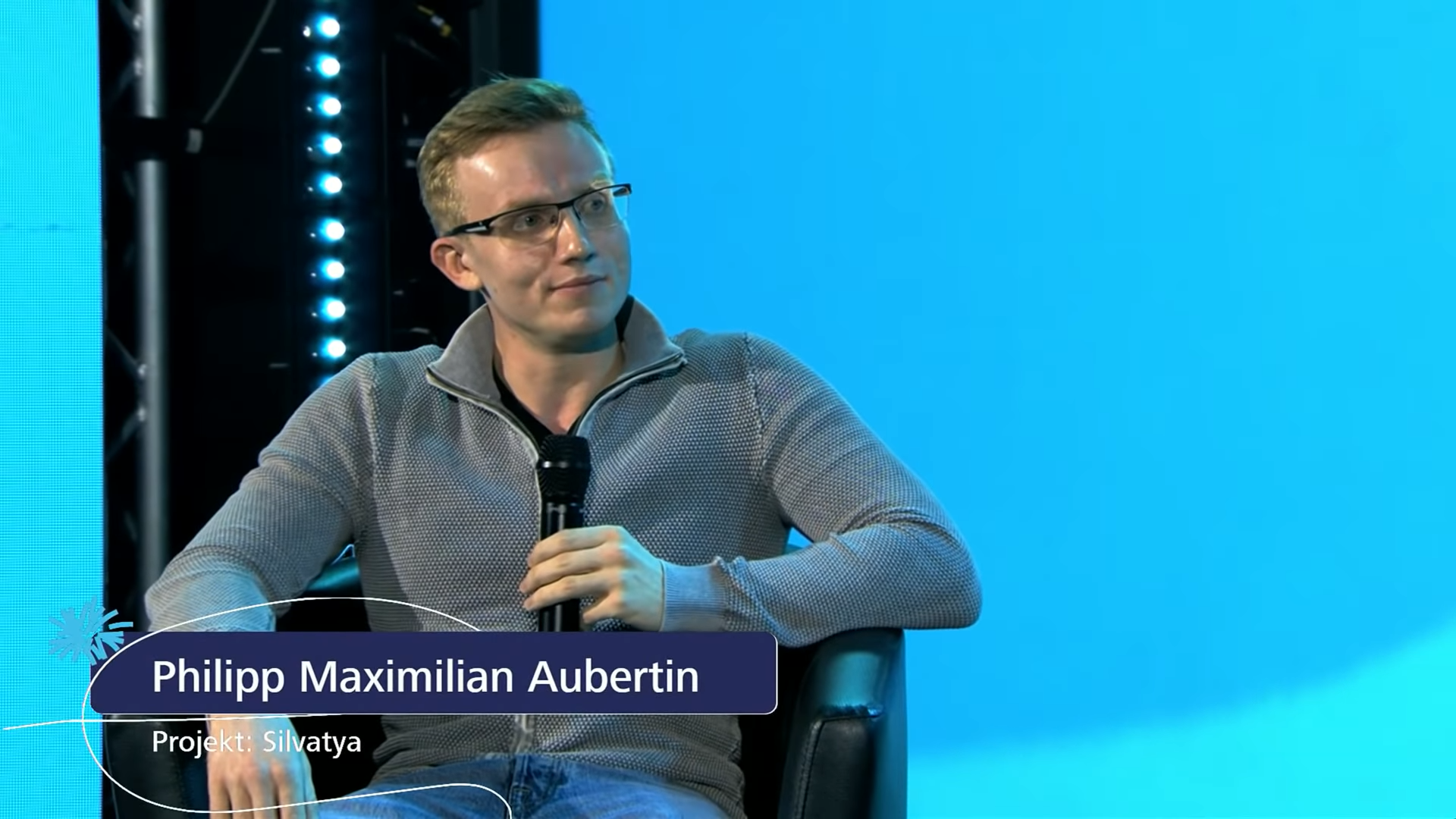 Screencap aus der Sendung mit Bauchbinde.