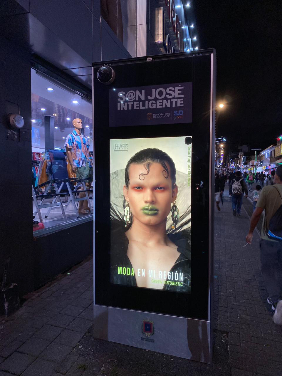 Fotografía expuesta en los tótems digitales de las calles de San José, Costa Rica.