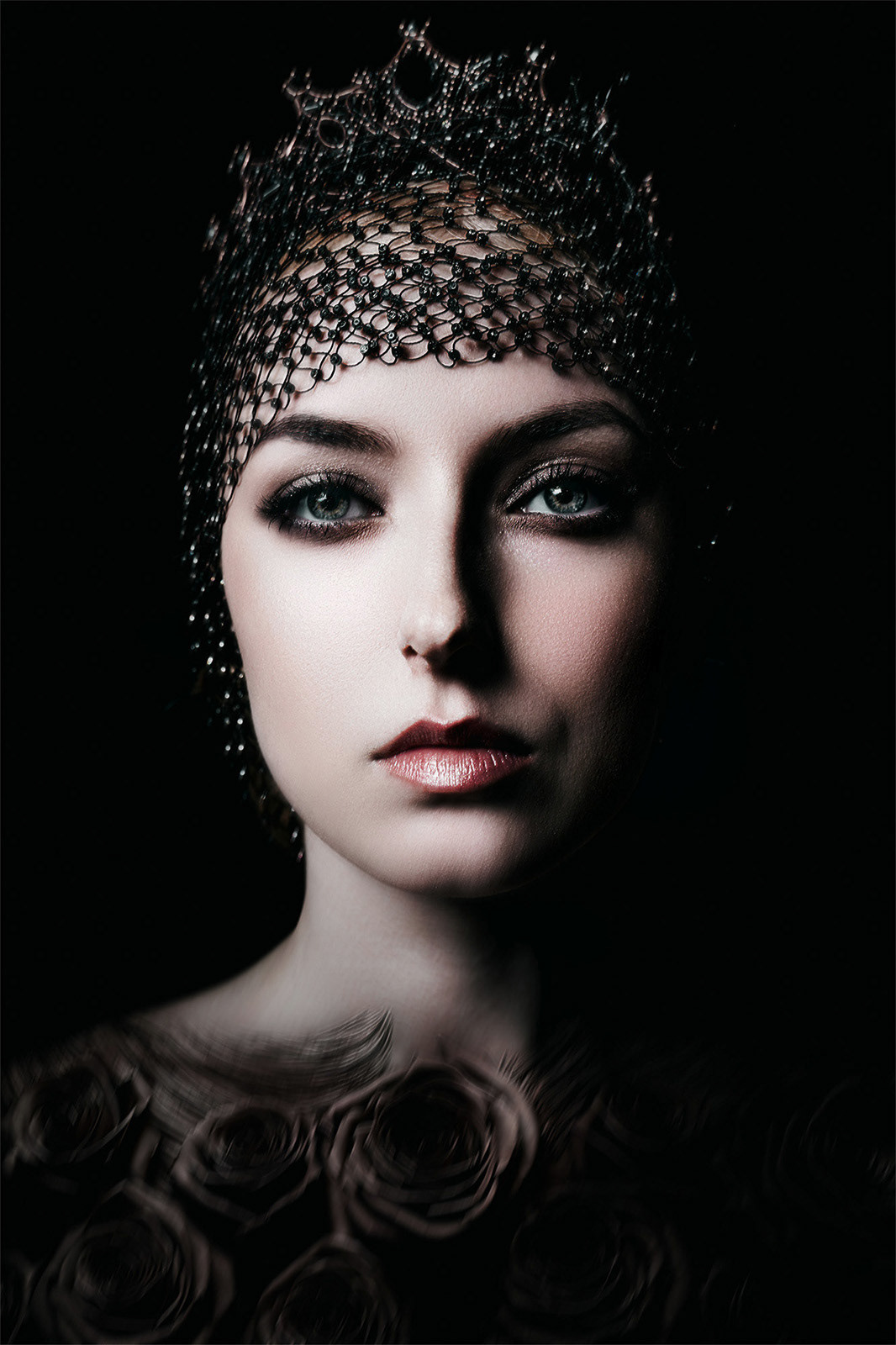 Artystyczny portret kobiety w koronkowej koronie, styl fine-art, ciemne tło i dramatyczne światło.