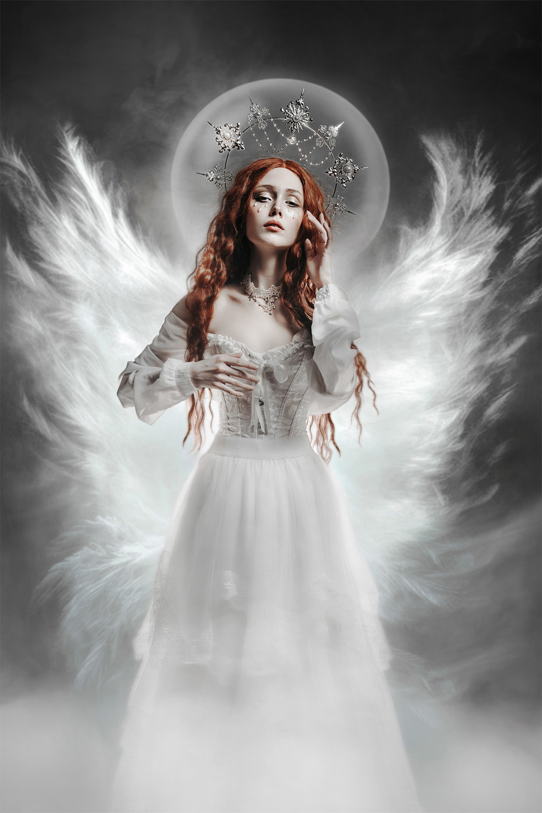 Anielska postać z białymi skrzydłami i koroną – jasny portret fine art.