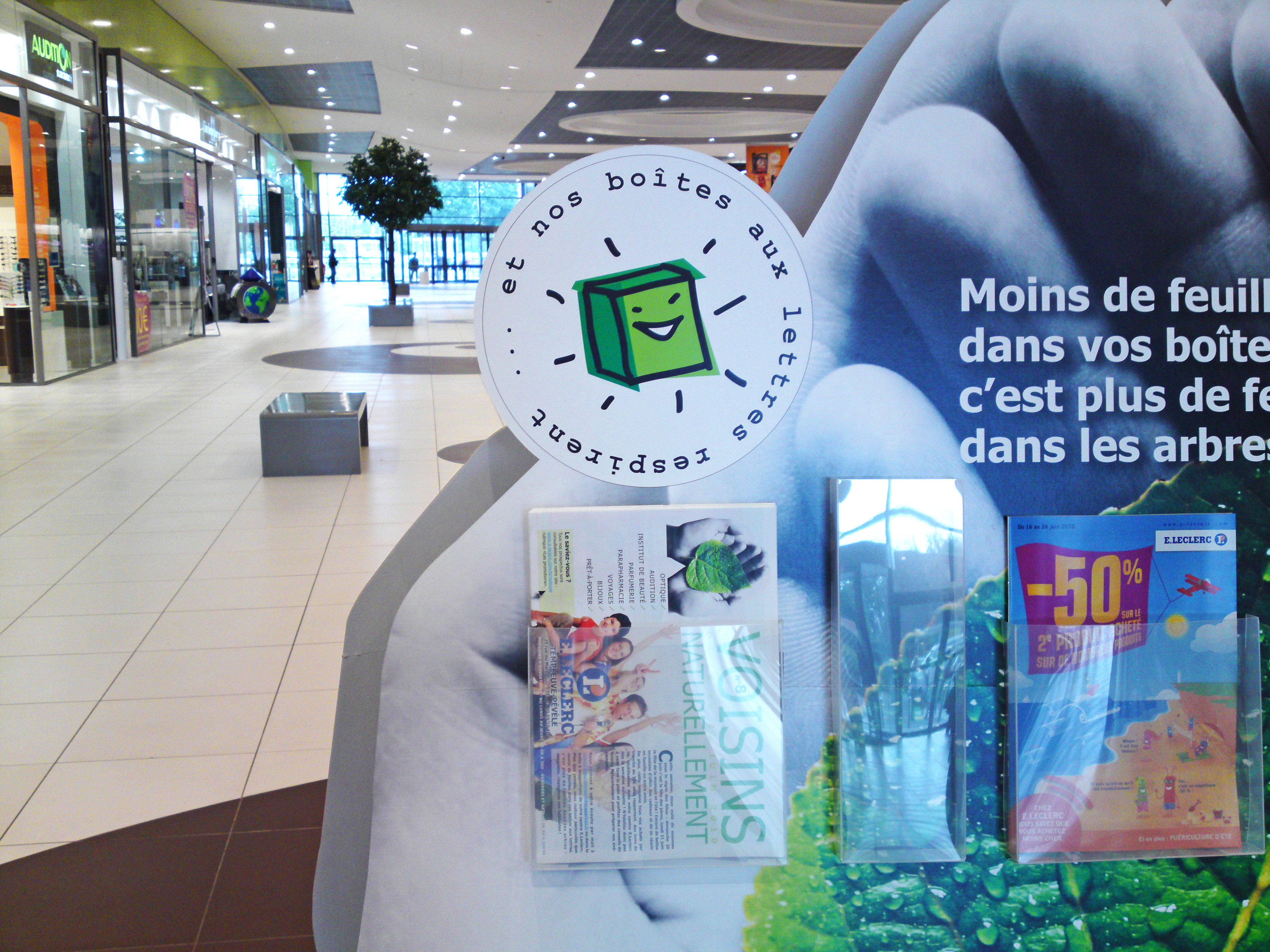 Tract et prospectus en galerie marchande