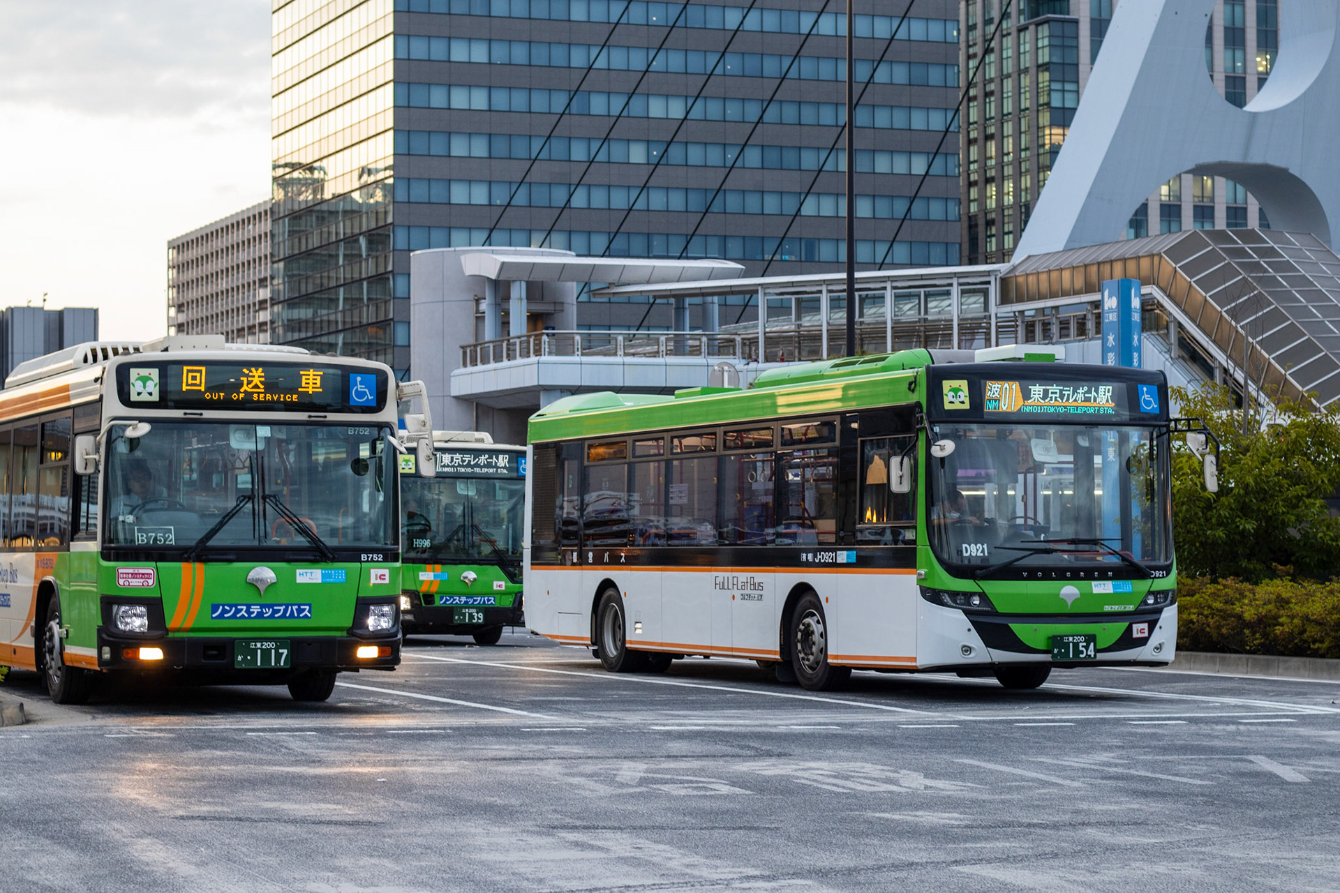 Busses outside of Tokyo Teleport.