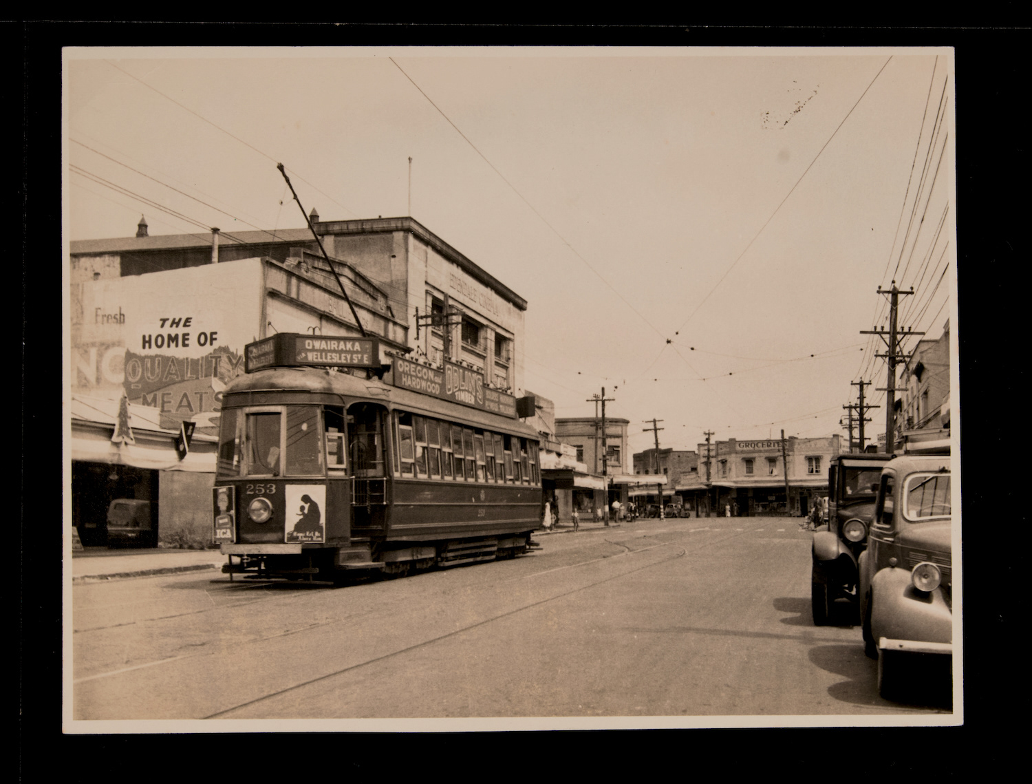 Photograph taken by Graham Stewart in 1953, showing tram 253 in Sandringham Village. Walsh Memorial Library; The Museum of Transport and Technology (MOTAT) PHO-2020-19.204. 