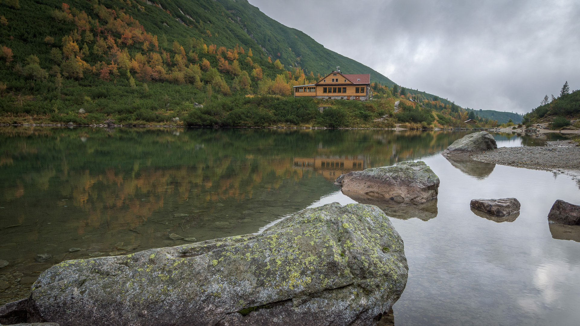 Chata pri Zelenom plese pohledem přes jezero