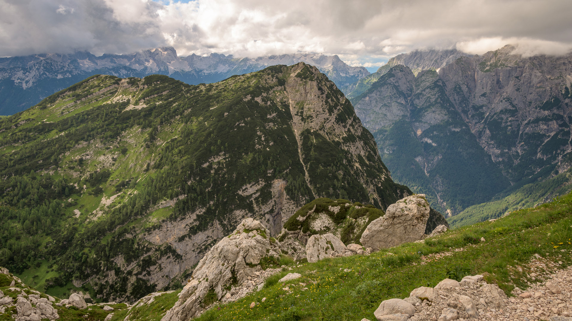 Hřebeny Julských Alp od chaty Zasavska Koča na Prehodavcih