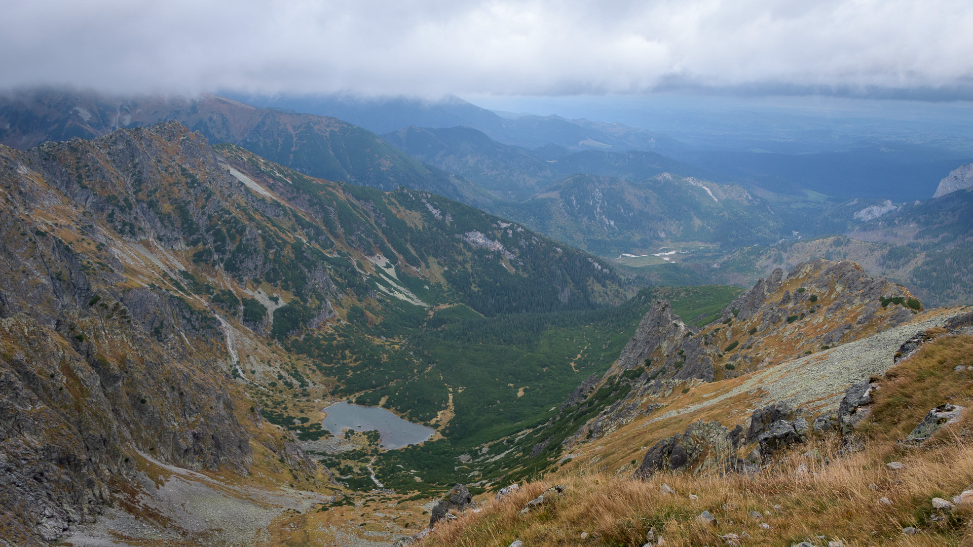 Kolové pleso v Javorové dolině z Jahňacího štítu