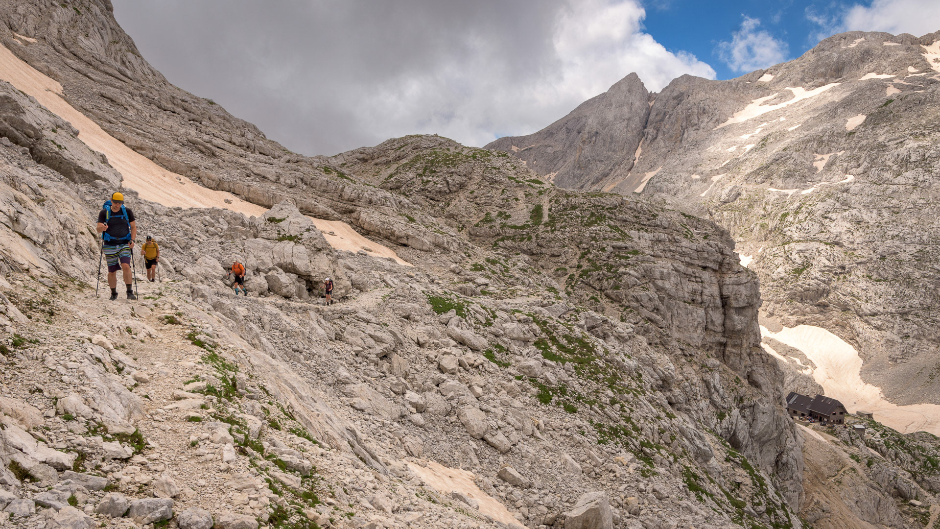 Cesta na Triglav nad chatou Koča na Doliču