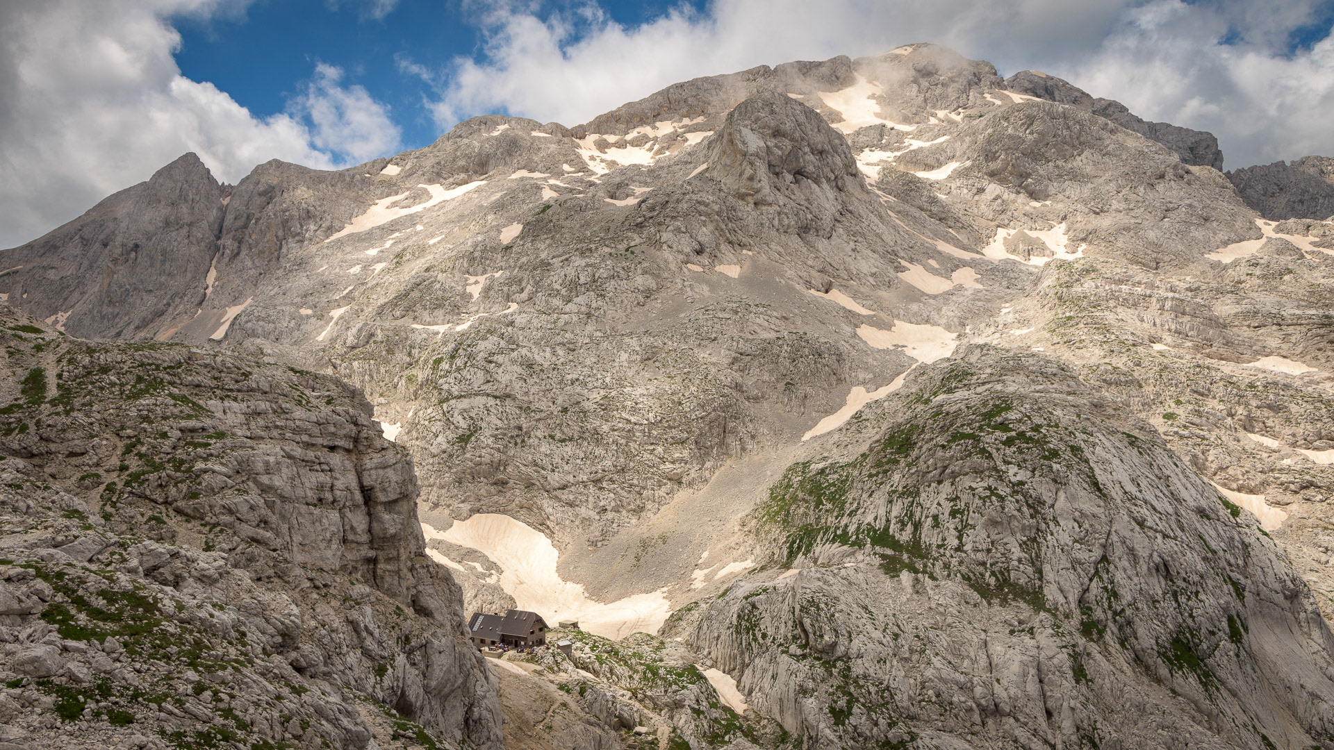 Chata Koča na Doliču ze stezky na Triglav