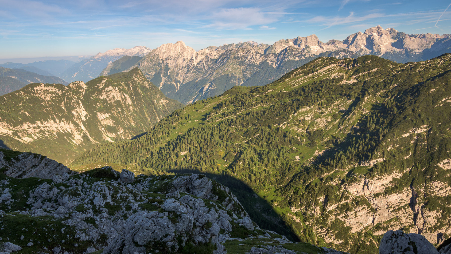 Výhled na hřebeny Julských Alp v ranním světle