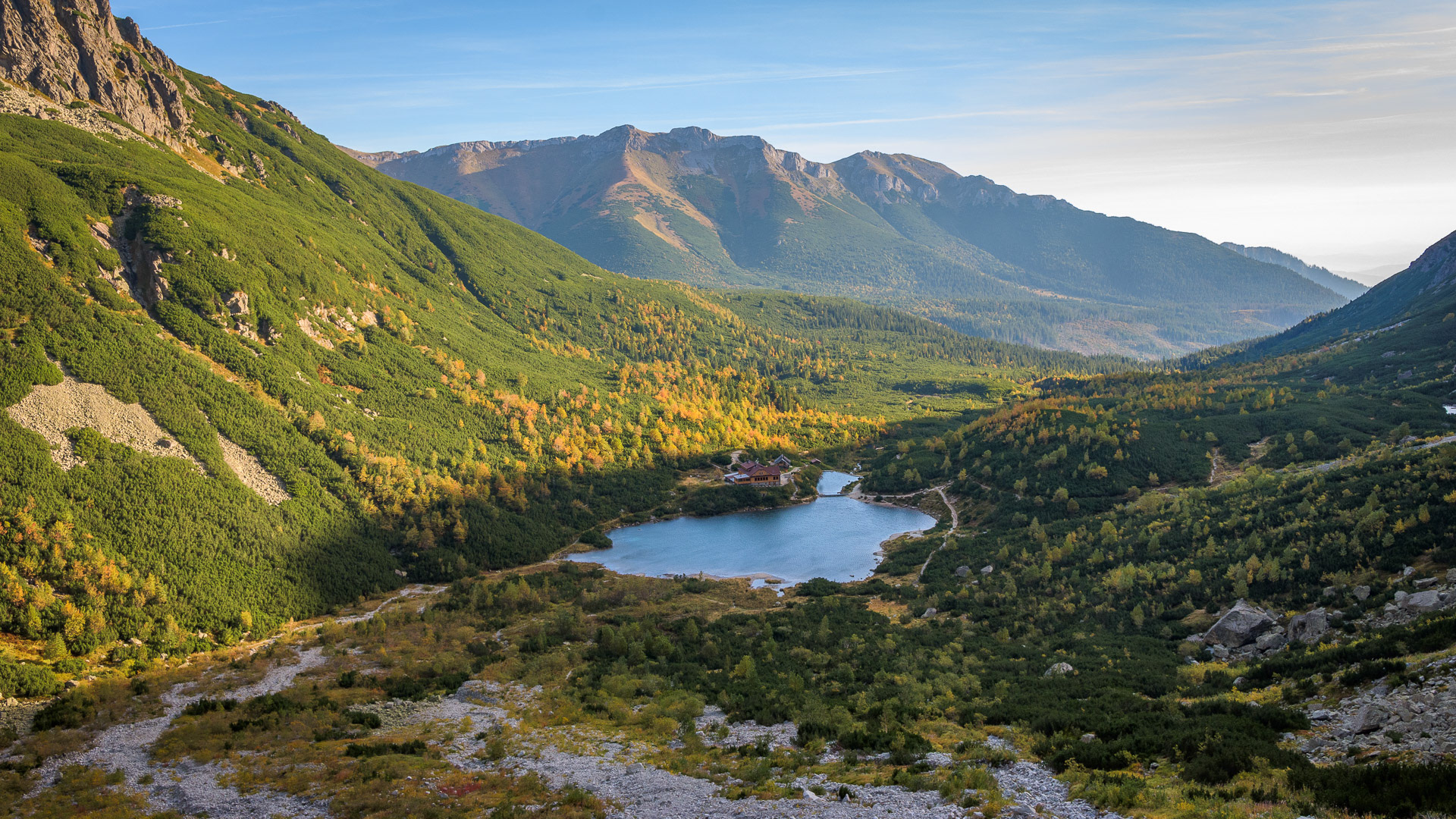 Zelené pleso a hřeben Belianských Tater v paprscích ranního slunce