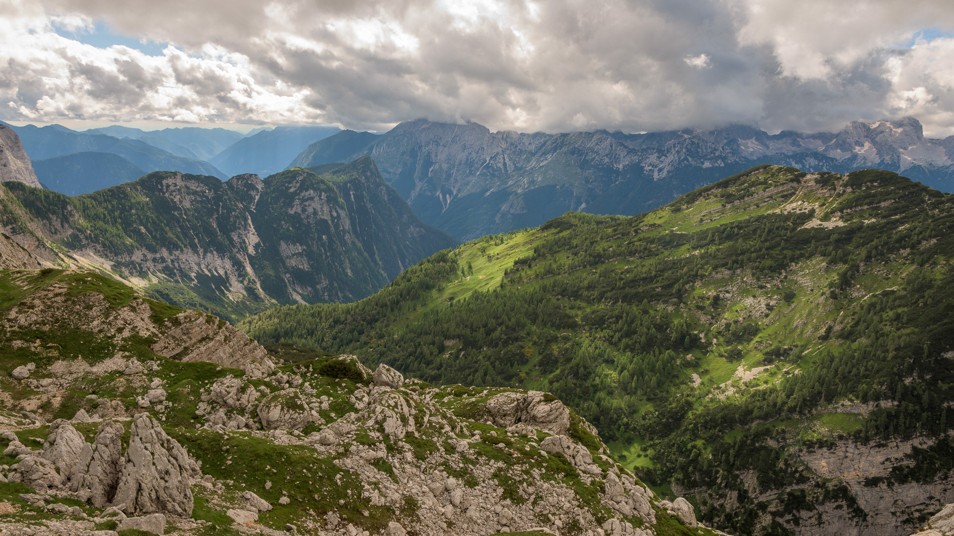 Hřebeny Julských Alp od chaty Zasavska Koča na Prehodavcih