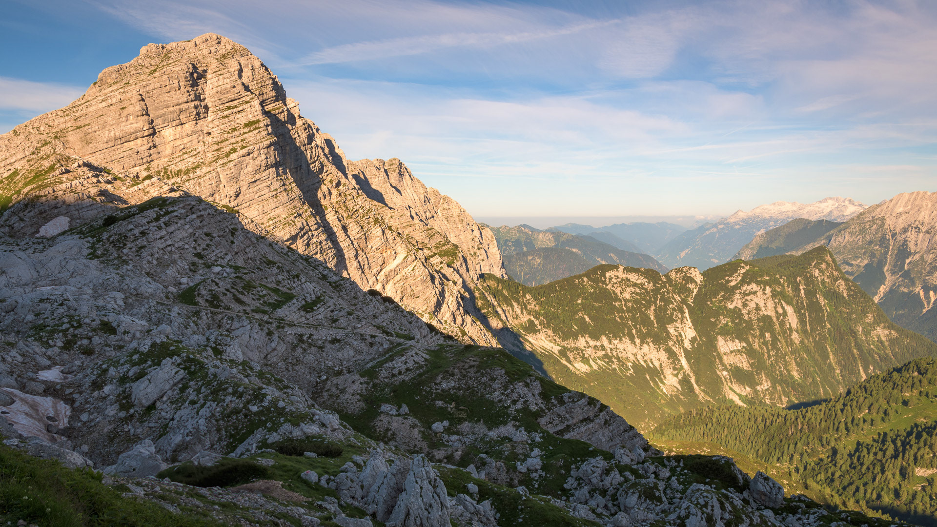 Ranní slunce na vrcholcích štítů v okolí chaty Koča na Prehodavcih