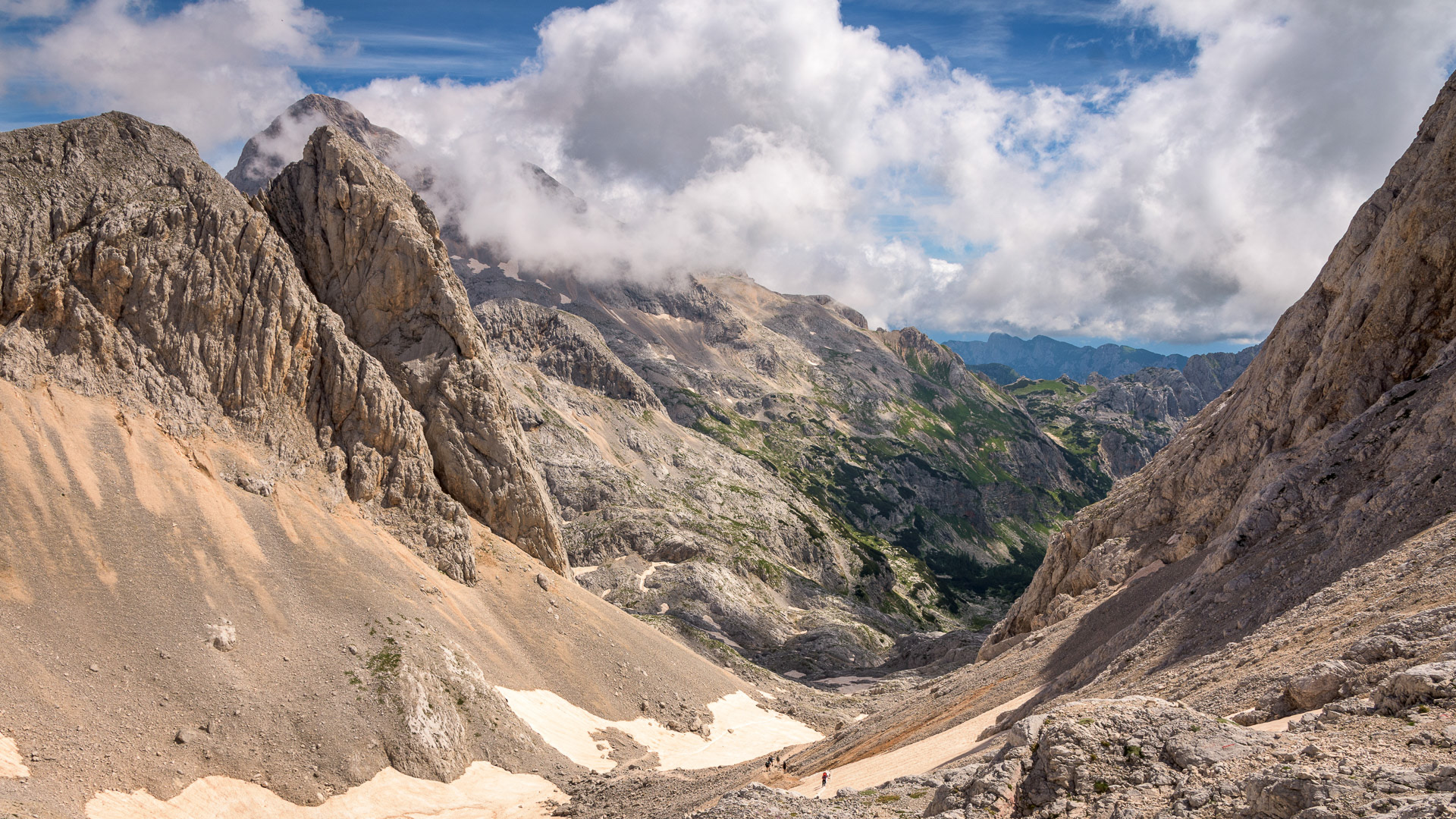 Zob Kanjavca a Triglav ze sedla Hribarice