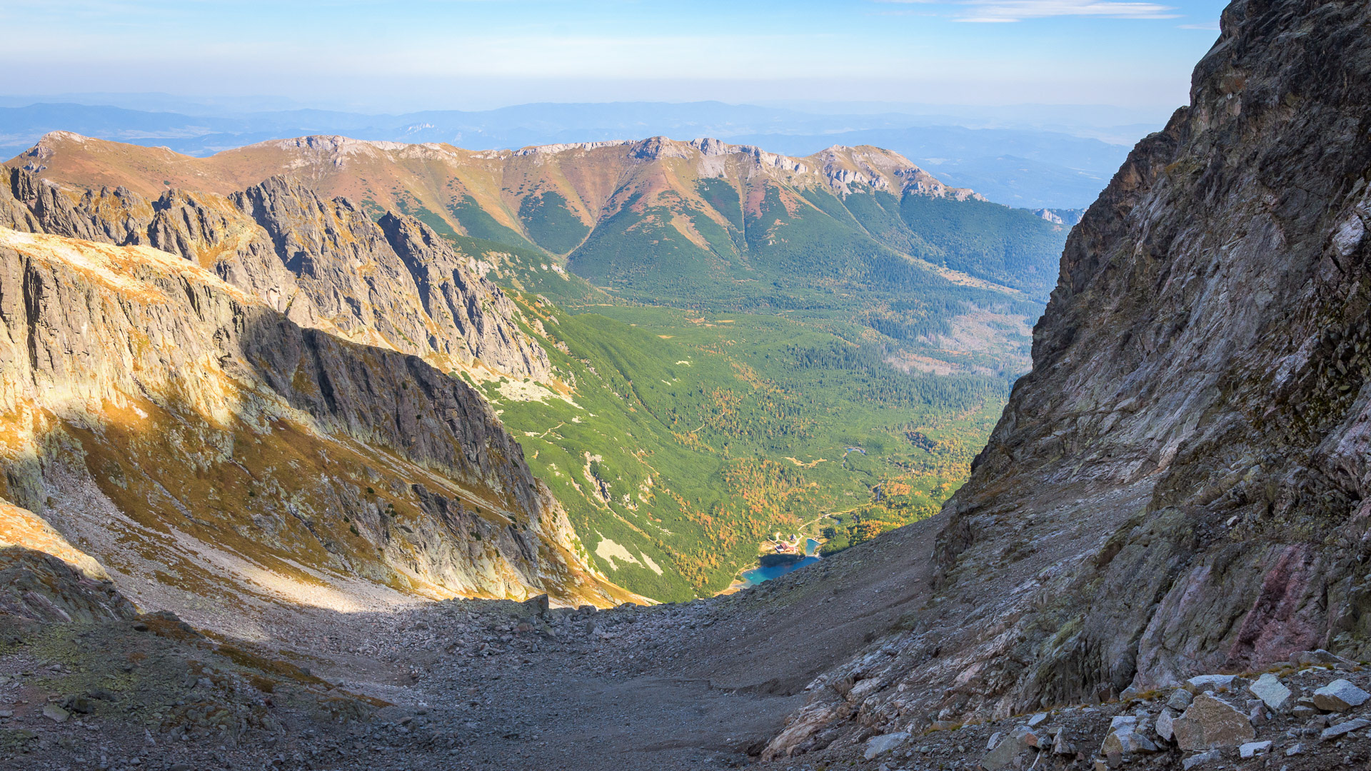 Zelené pleso a hřeben Belianských Tater v závěru Velké Zmrzlé doliny