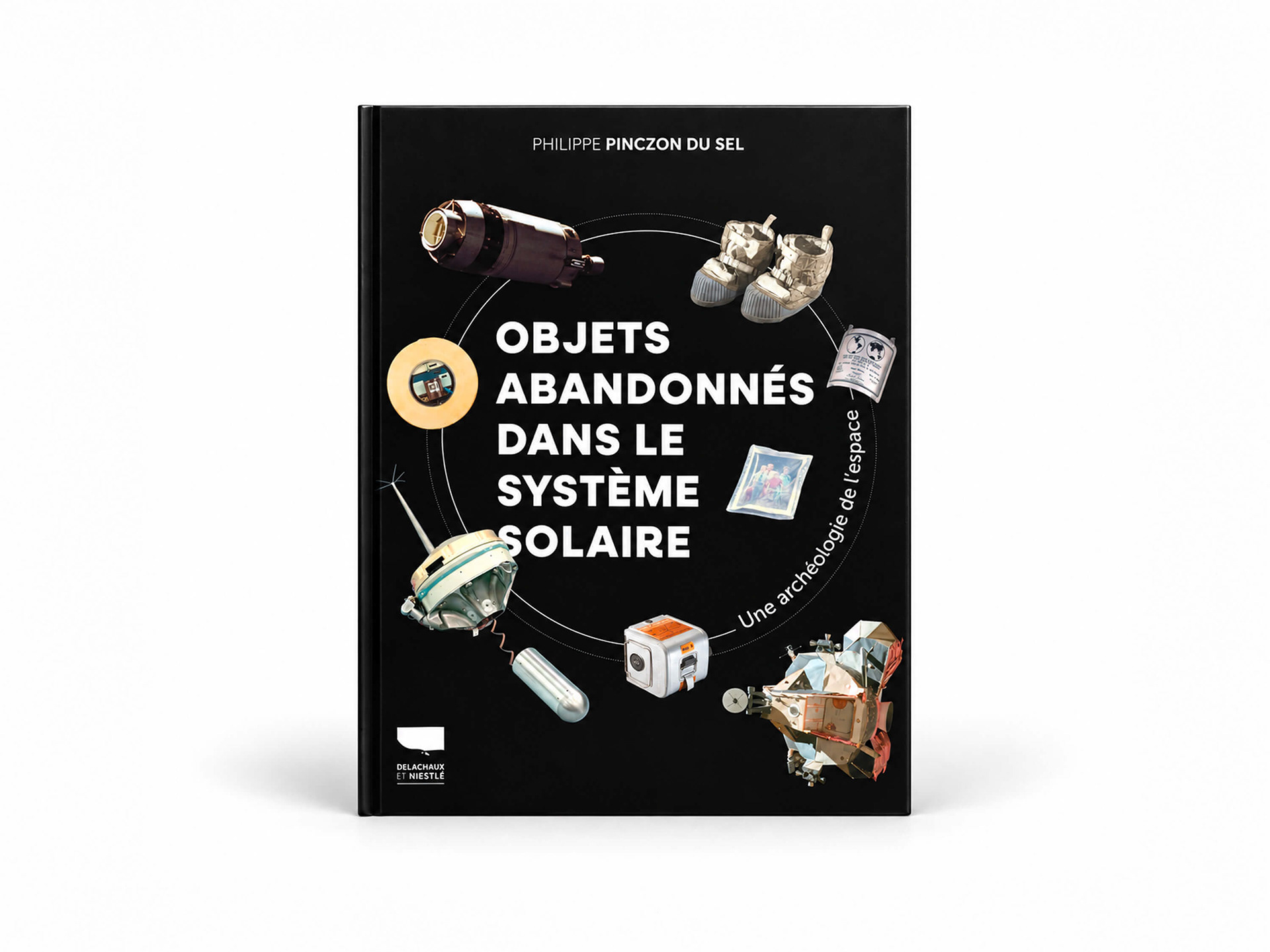 Objets abandonnés dans le système solaire — Direction artistique, design éditorial, couverture et mise en page