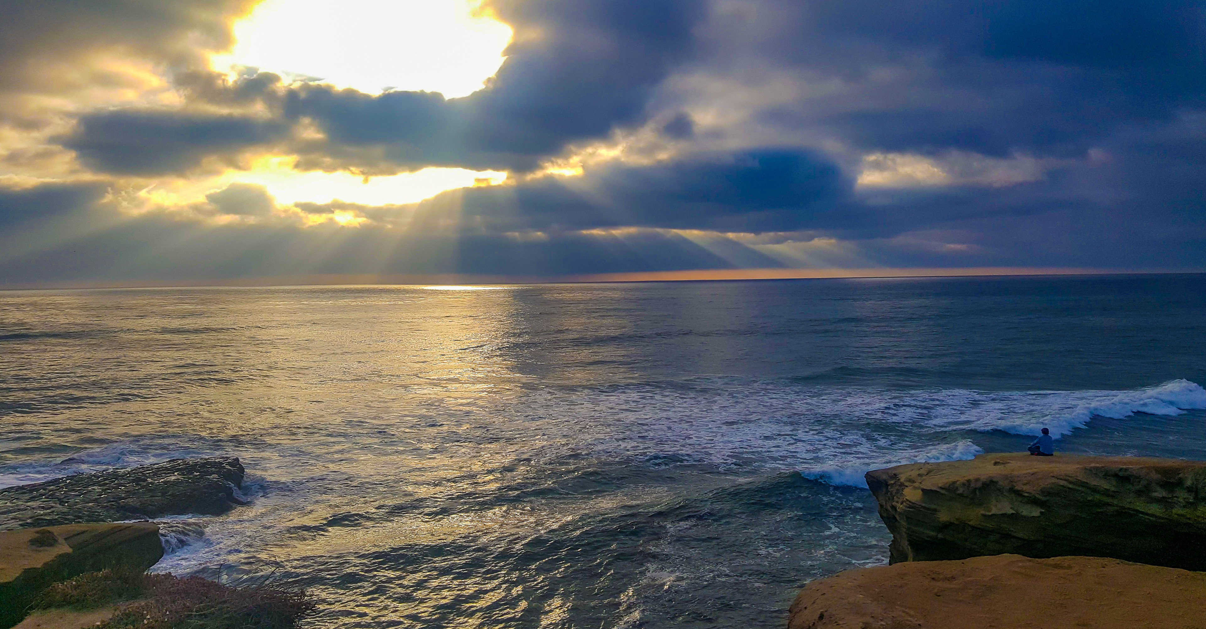 Illusion of Convergence: Crepuscular Rays over ocean