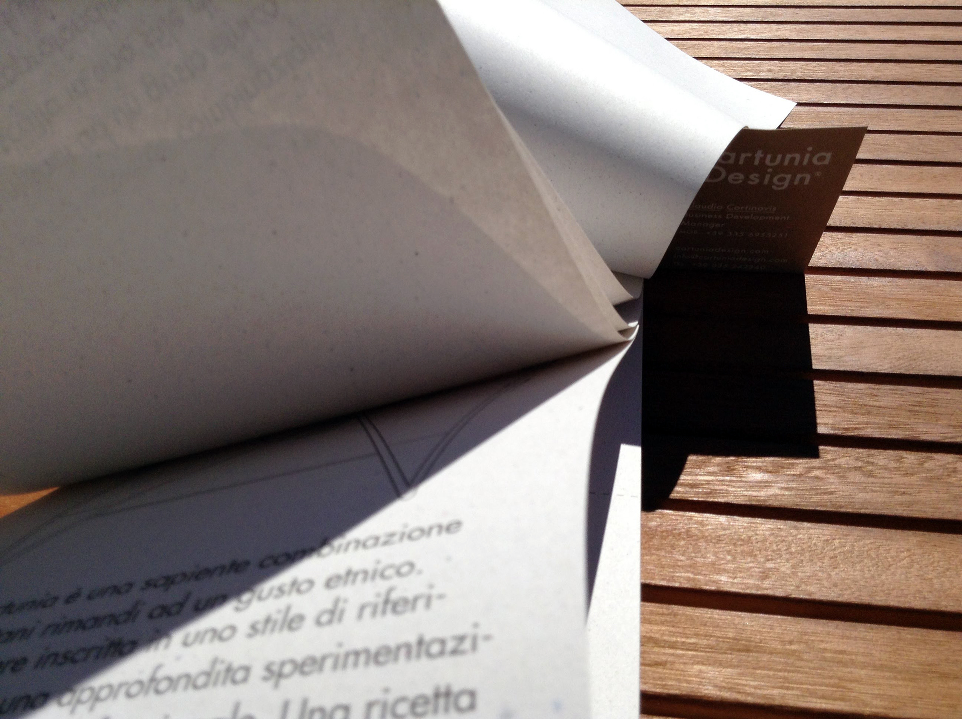 su carta riciclata grigia