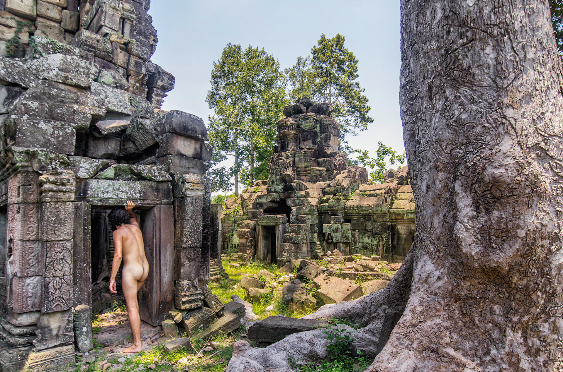 Naked male figure enters an ancient temple in Cambodia. Figura masculina nua entra num templo antigo em siem reap Projeto contínuo de auto retrato. Africa, aventura, explorar, transição, viagem, nu, pelado, pelos, cabelo, cabeludo, ass, butt, tree, natureza, ruins Ongoing self portrait project. transition, adventure, explore, naked, nude, hair, hairy, body hair, bunda, nadegas, arvore, nature, ruínas