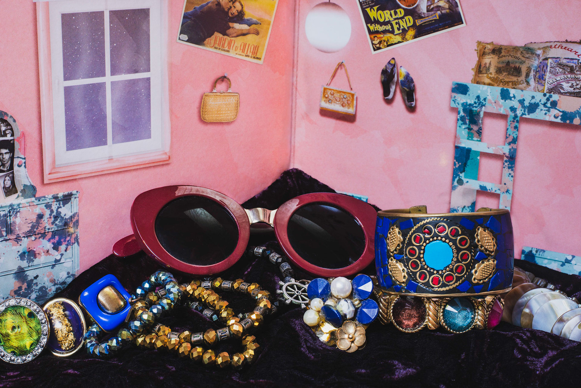 Set of rings, necklace, bracelets and glasses at 80s scenery . Anéis, pulseiras, óculos em cenário anos 80. colorful, vibrant, product, still photography, photo studio, natural lighting, marketing, collection. arte, colorida, vibrante, foto still, produto, estúdio fotografia, luz natural, propaganda, comercial, coleção. rio de janeiro, moda, site, ecommerce, fashion, trend