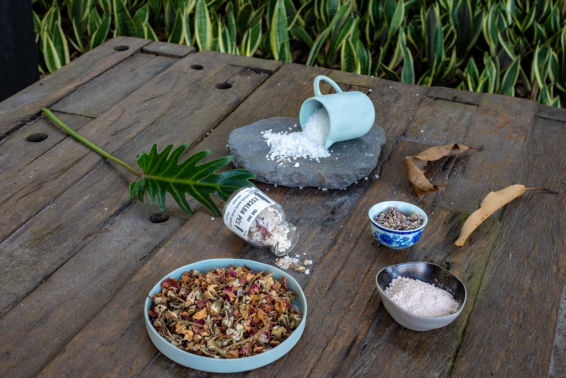 Feet relax set on wood table with flowers. Escalda pés em mesa de madeira com flores. Still photography, product, ecommerce, e-commerce, shop, online, vibrant, markering, advertising, natural cosmetics, organic. Fotografia produto, loja, vibrante, propaganda, cosmetico, organico, rio de janeiro