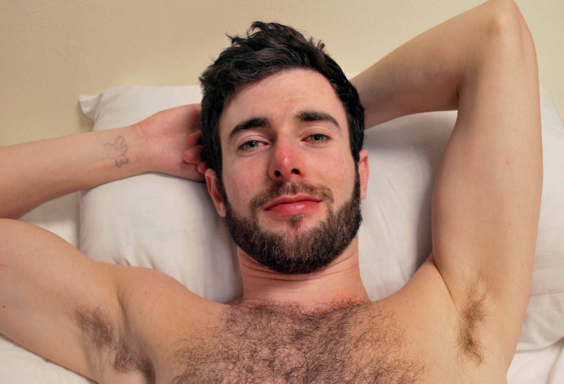 Nude bearded greek man lying on bed. Portrait, retrato, nu, homem, pelos, barba