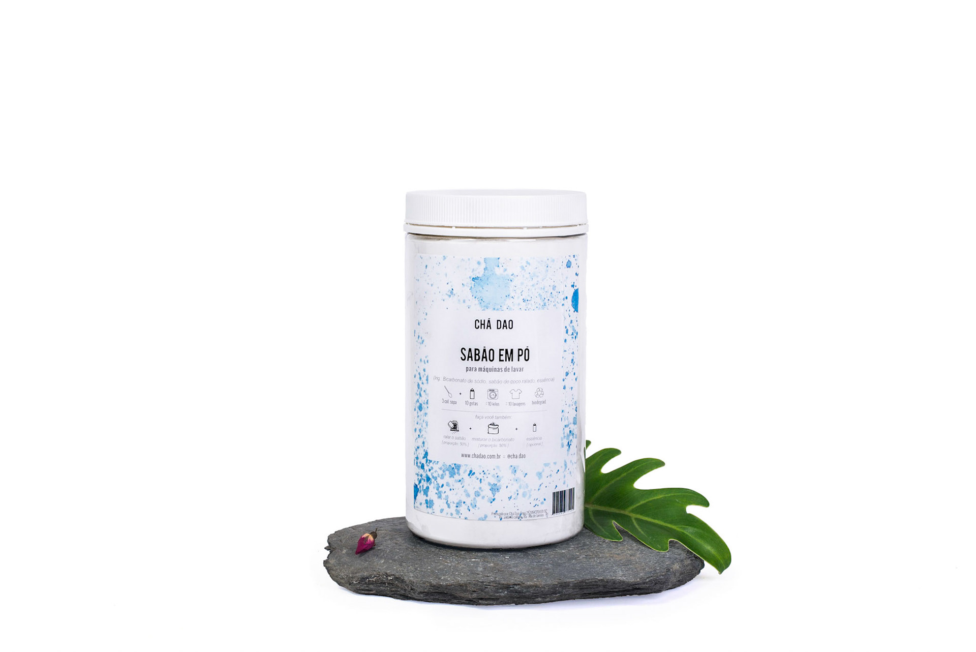 Coconut laundry soup in white studio background. Sabão em pó côco em fundo branco de estúdio. Still photography, product, ecommerce, e-commerce, shop, online, vibrant, markering, advertising, natural cosmetics, organic. Fotografia produto, loja, vibrante, propaganda, cosméico, orgânico, rio de janeiro